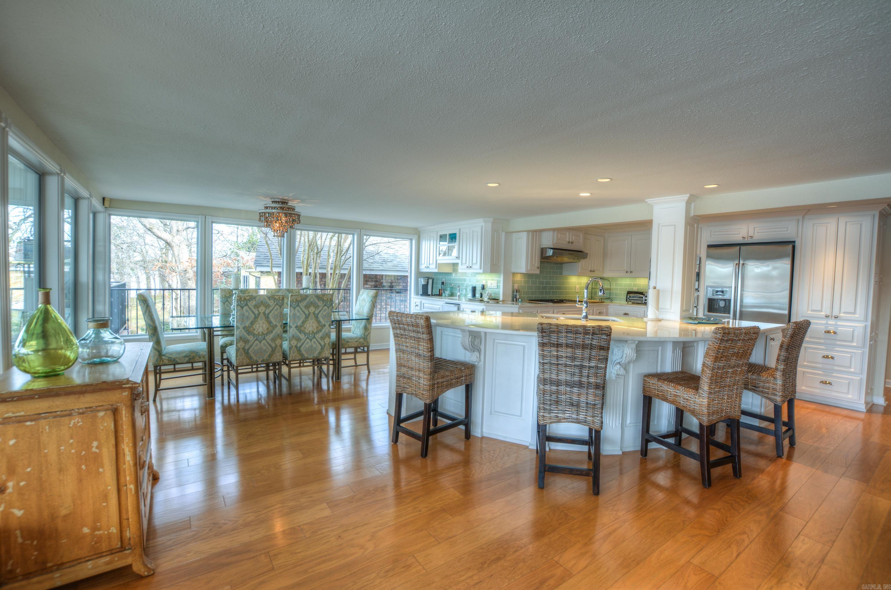 Modern Elegance on Lake Hamilton