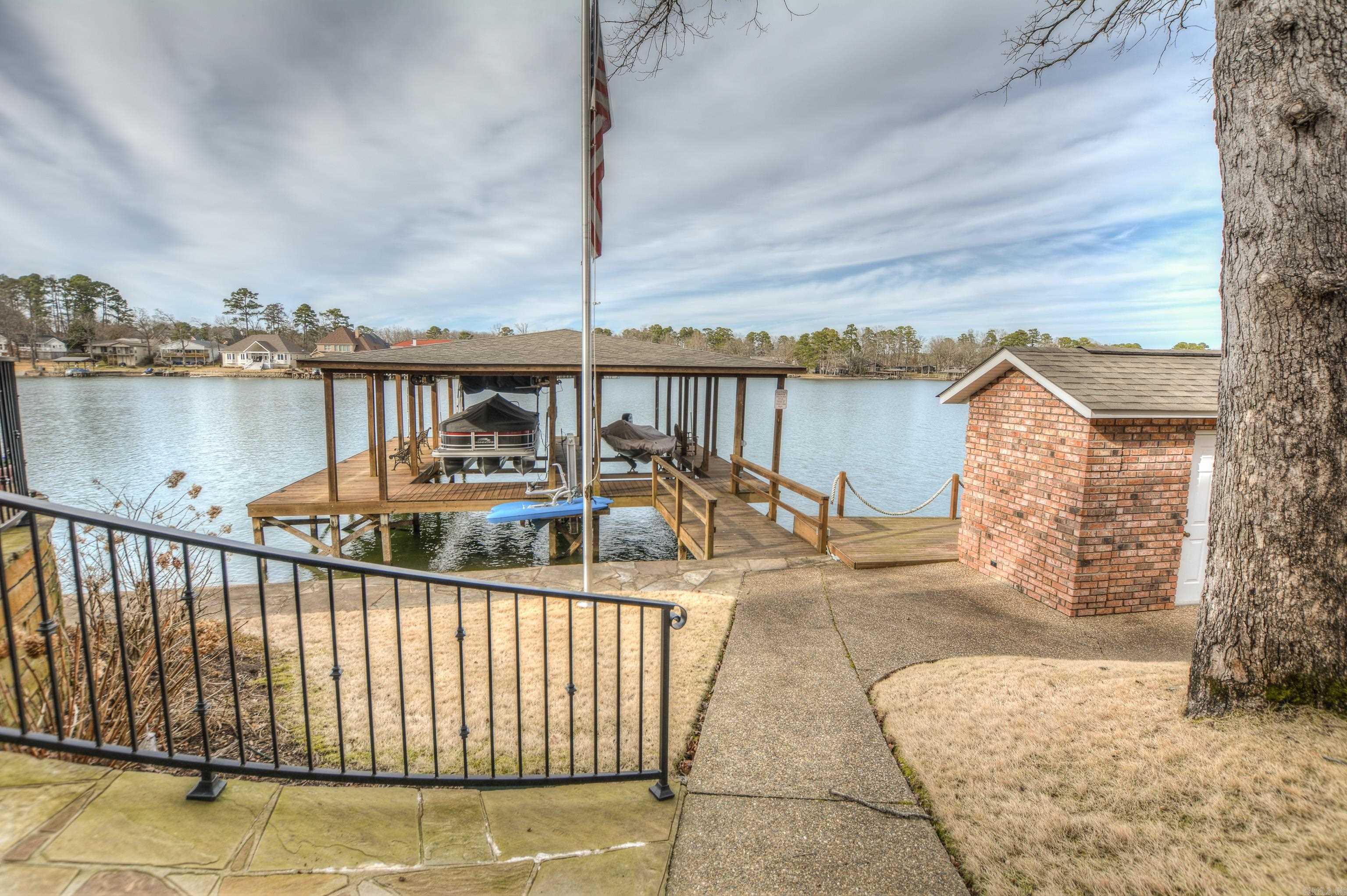 Modern Elegance on Lake Hamilton
