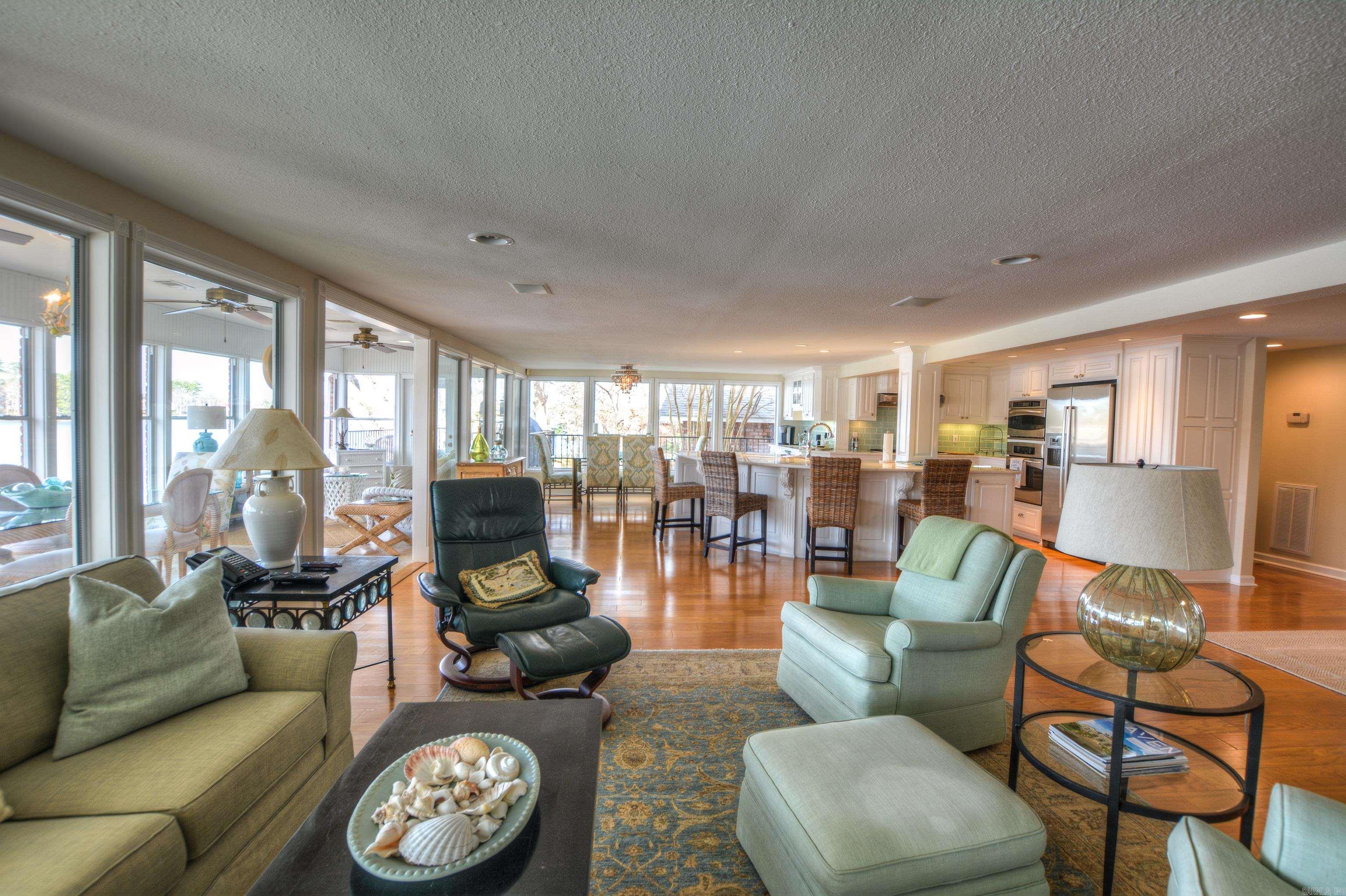 Modern Elegance on Lake Hamilton