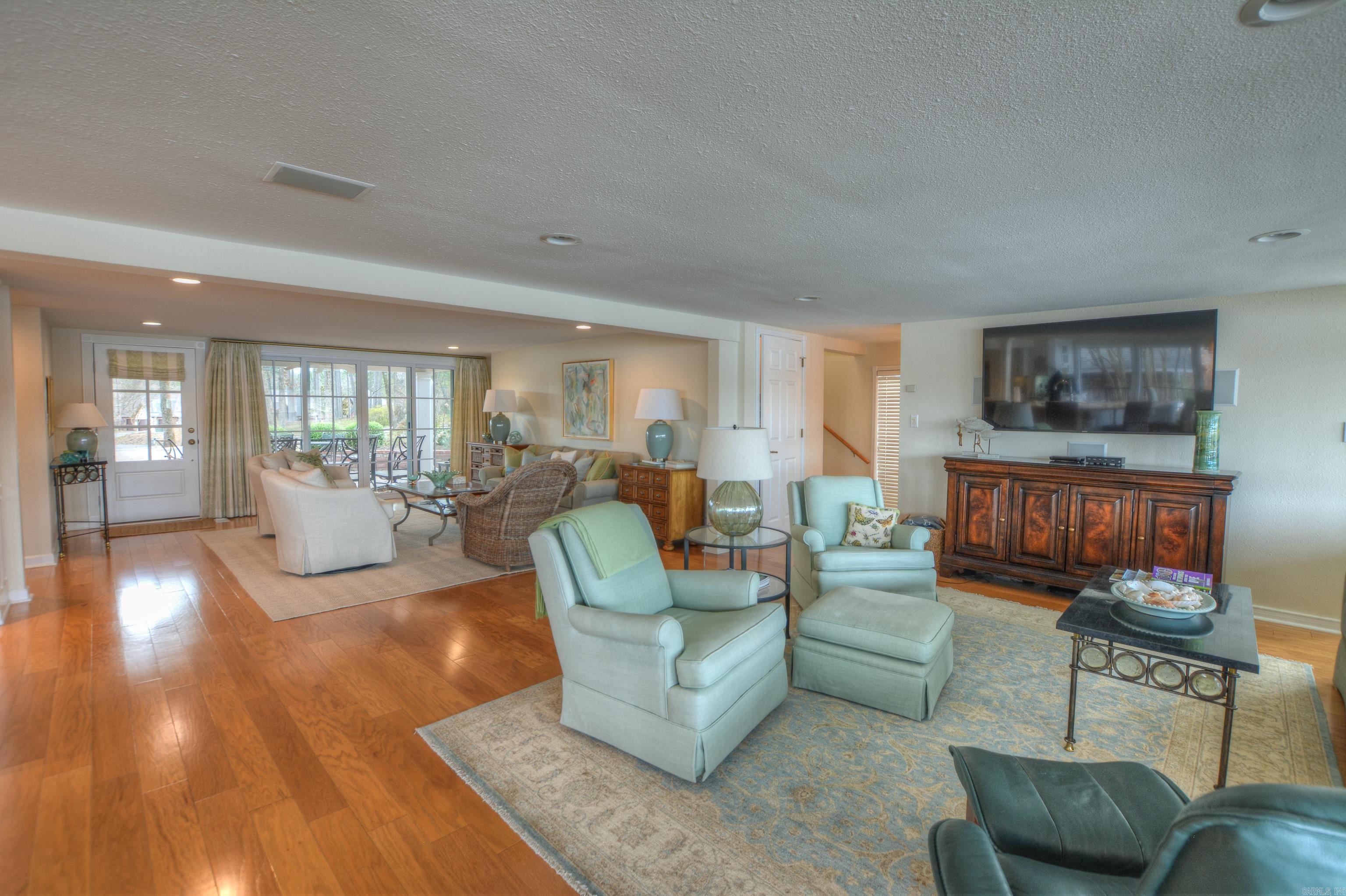 Modern Elegance on Lake Hamilton