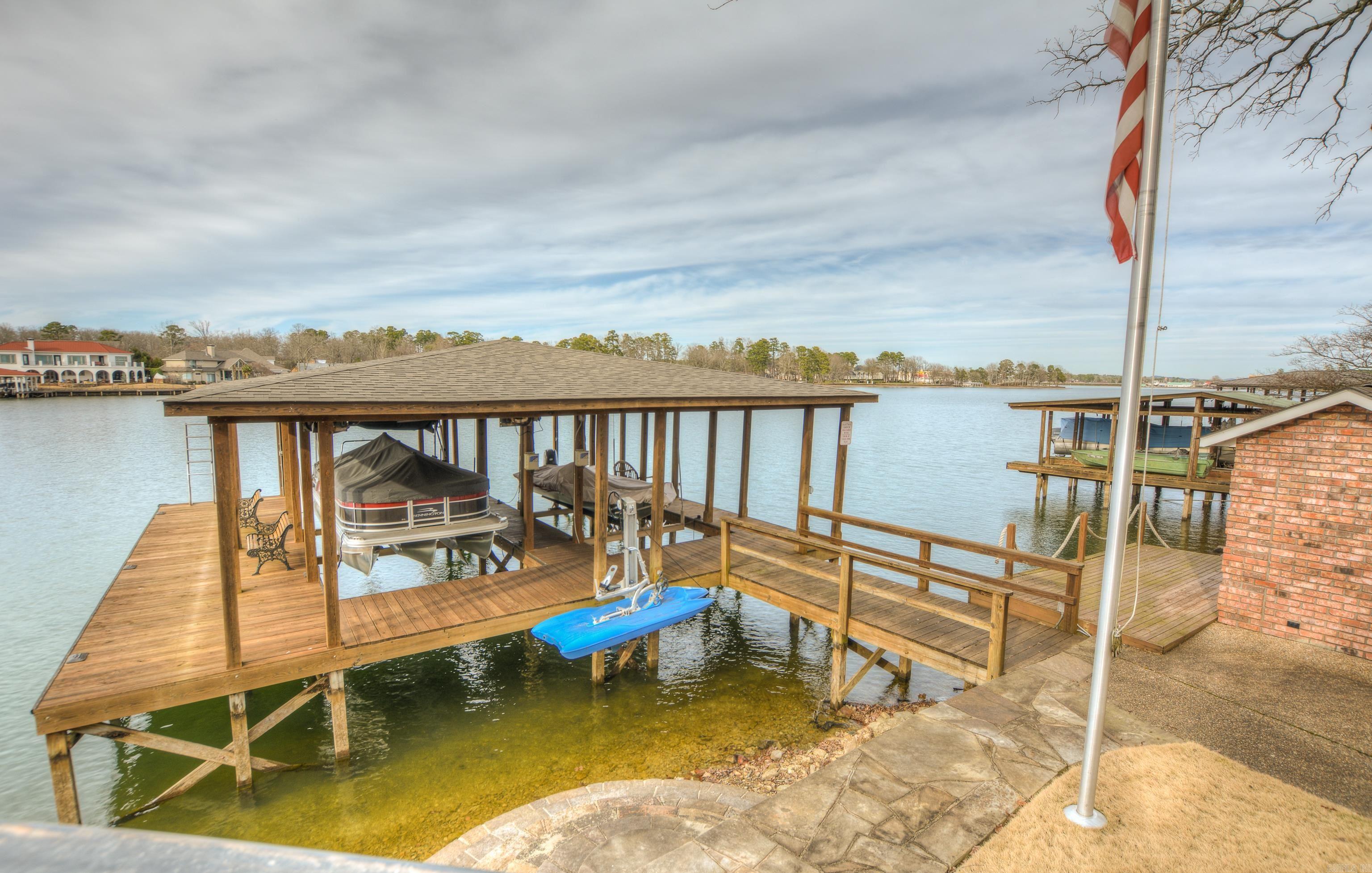 Modern Elegance on Lake Hamilton