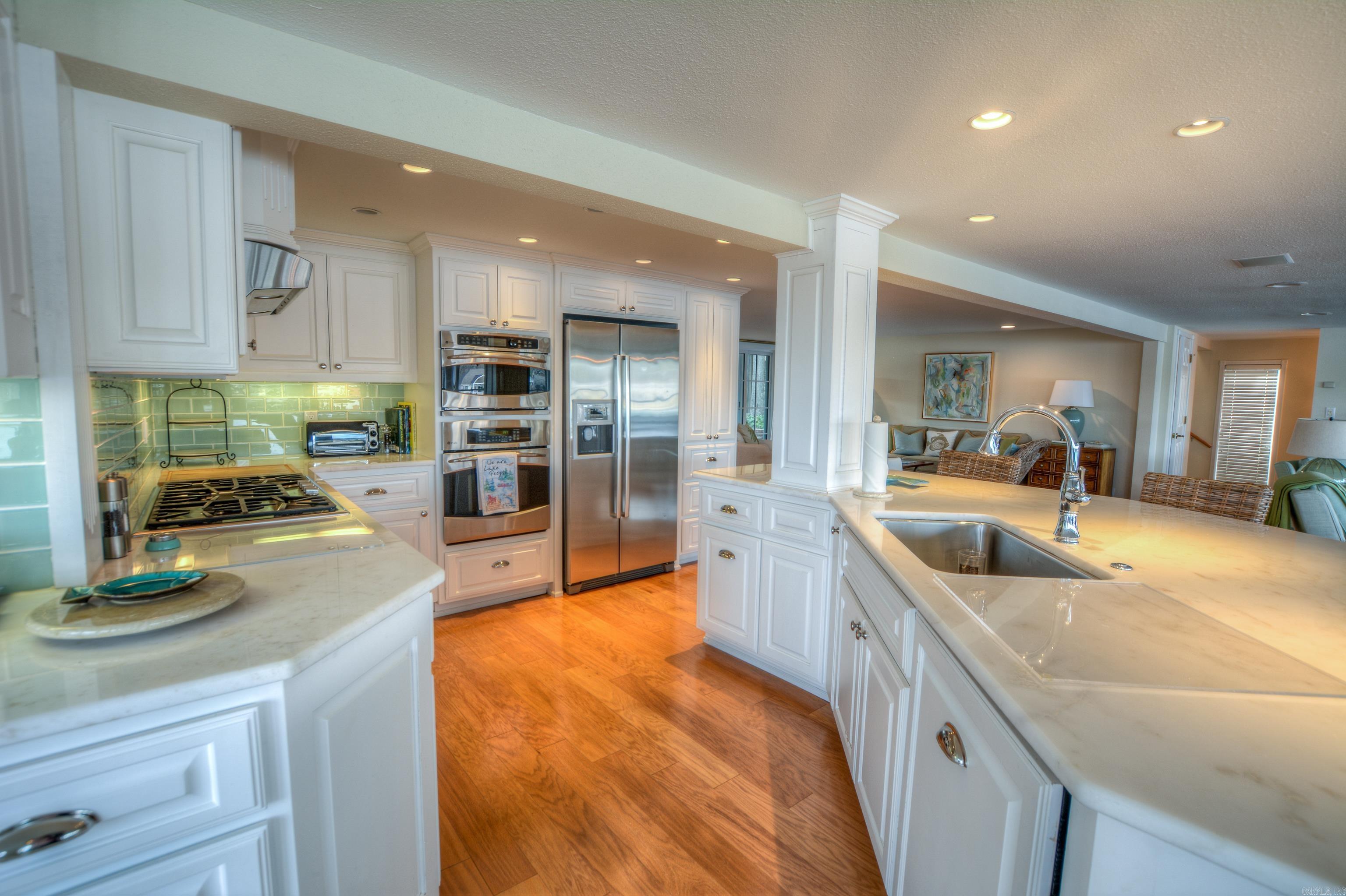 Modern Elegance on Lake Hamilton