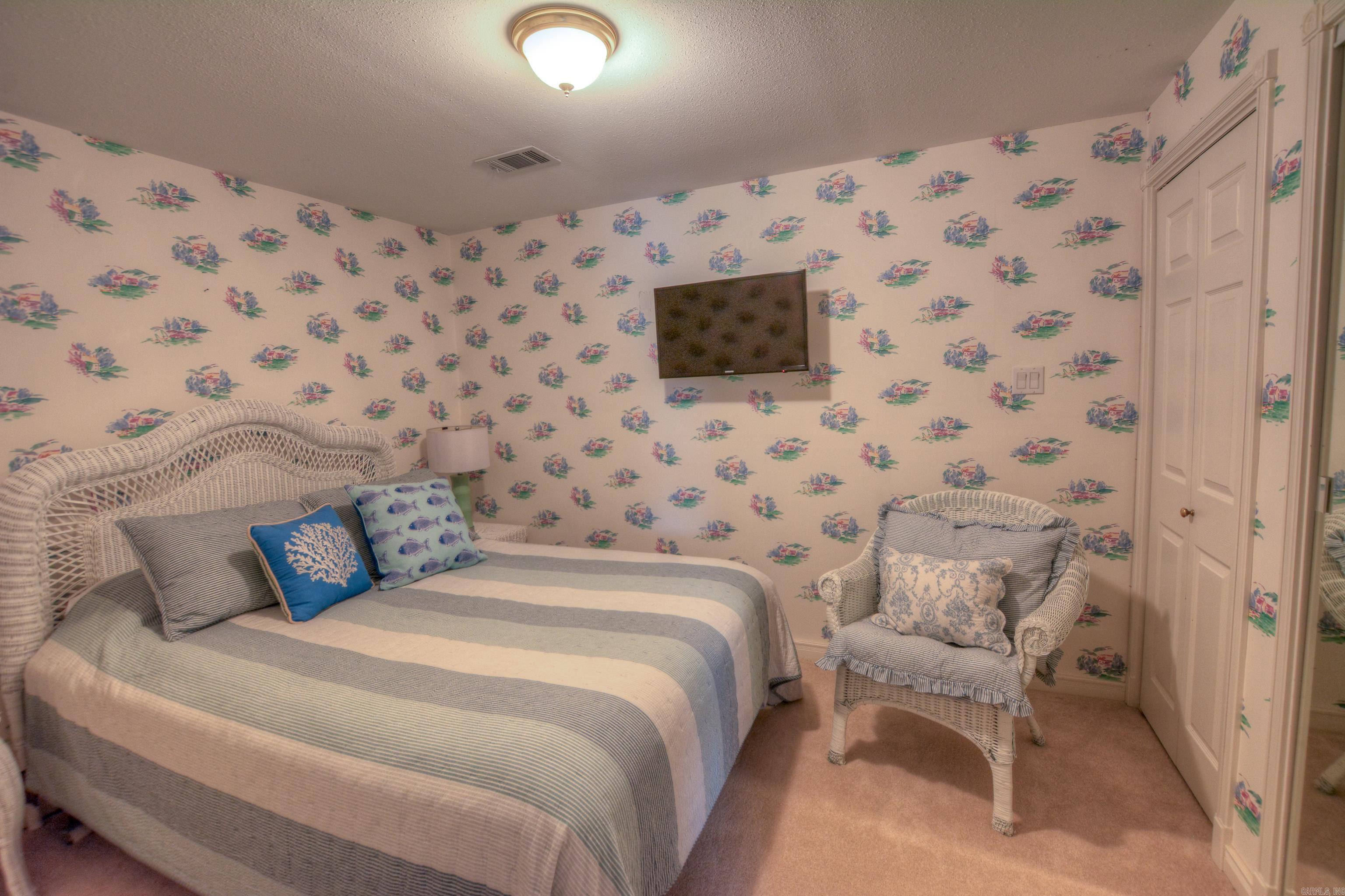 Modern Elegance on Lake Hamilton