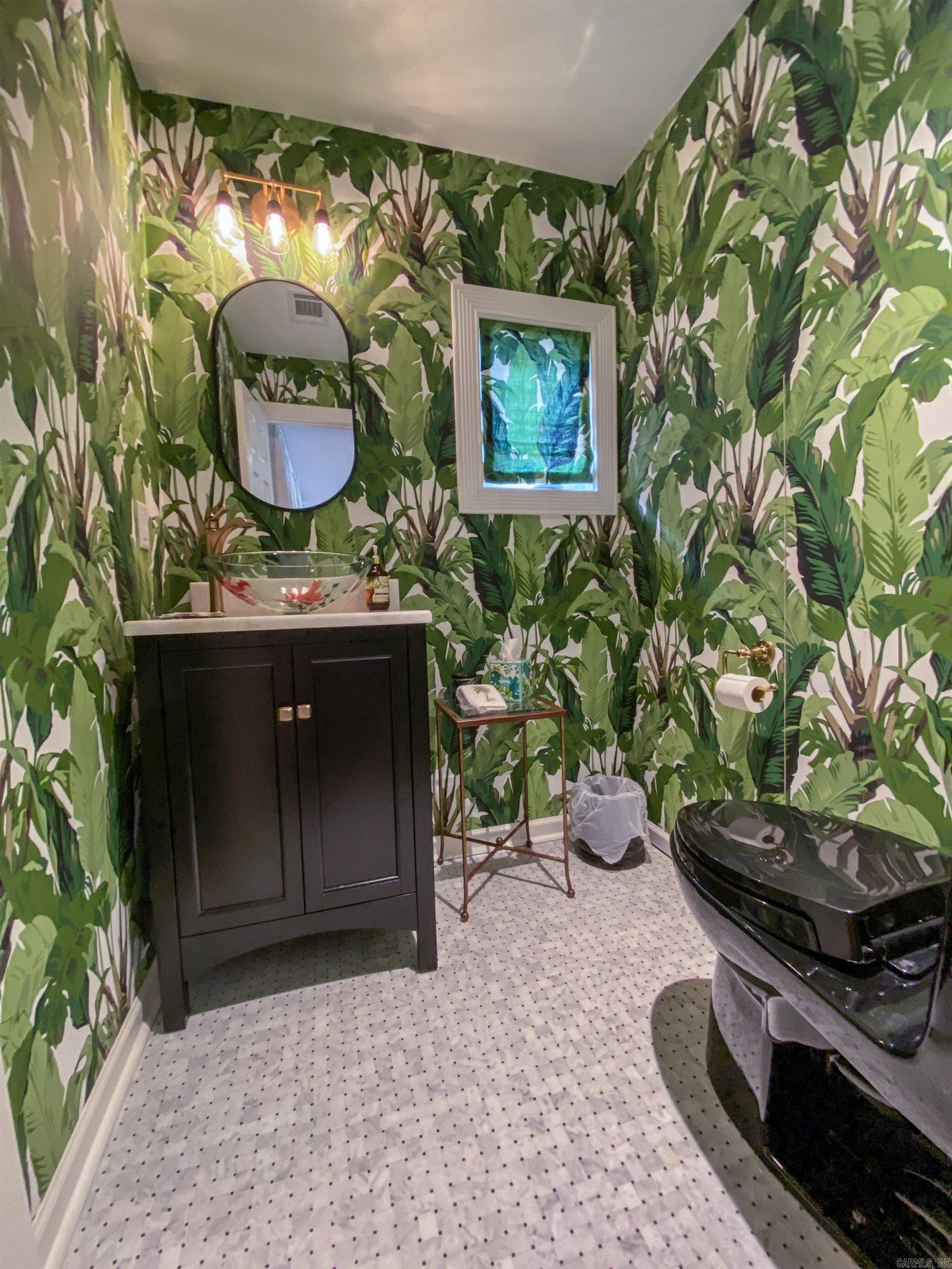 Modern Elegance on Lake Hamilton