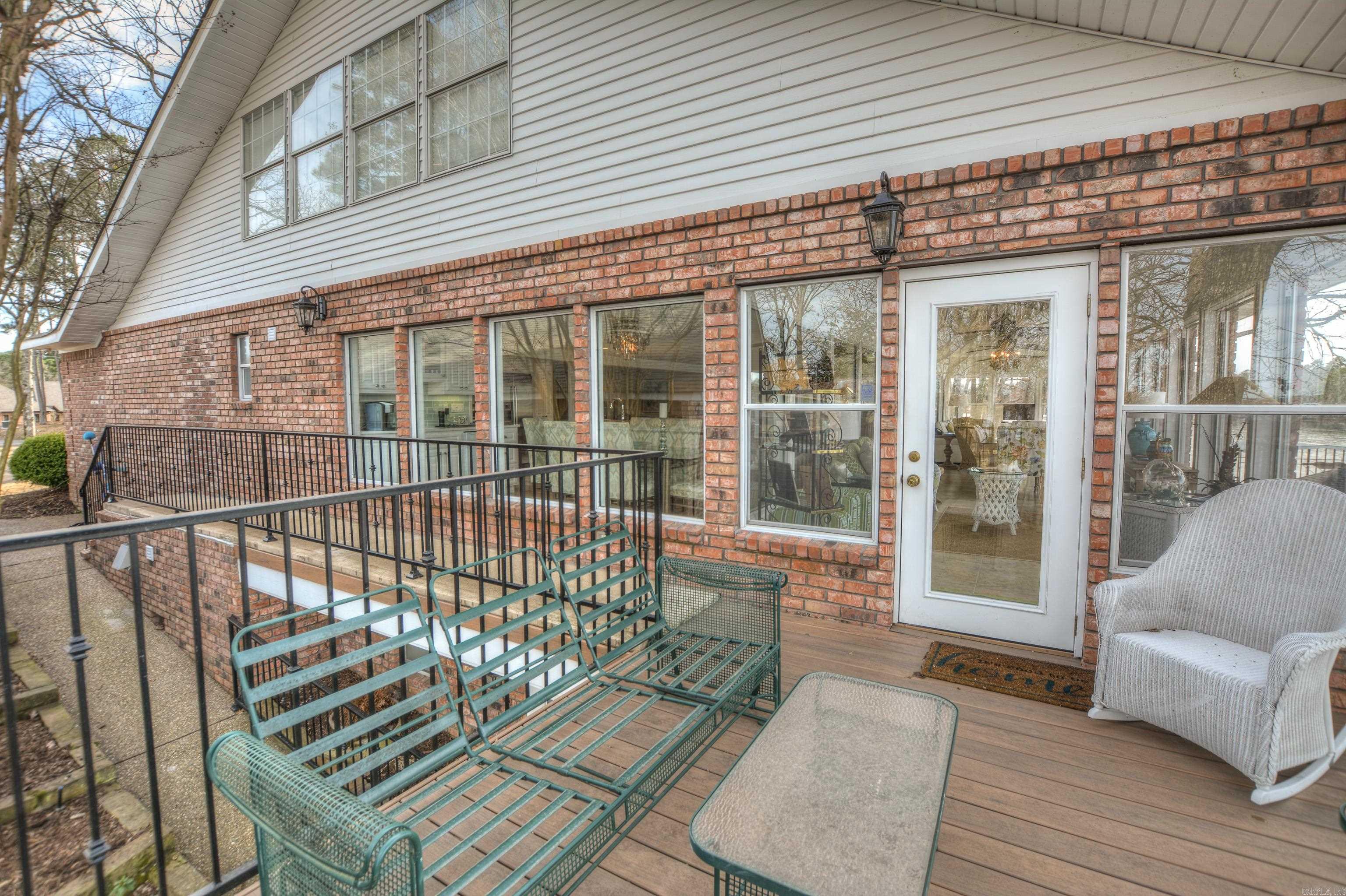 Modern Elegance on Lake Hamilton