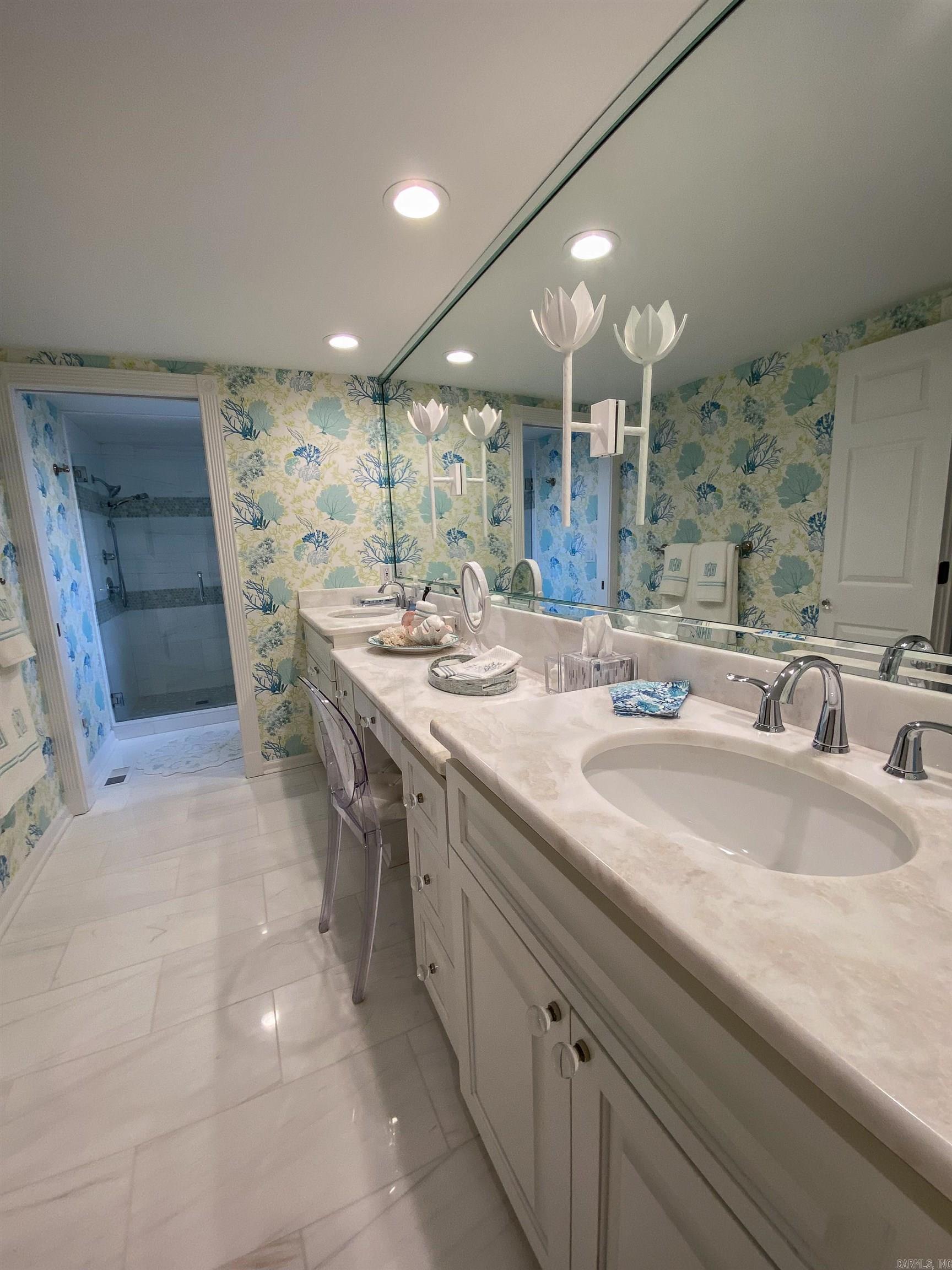 Modern Elegance on Lake Hamilton