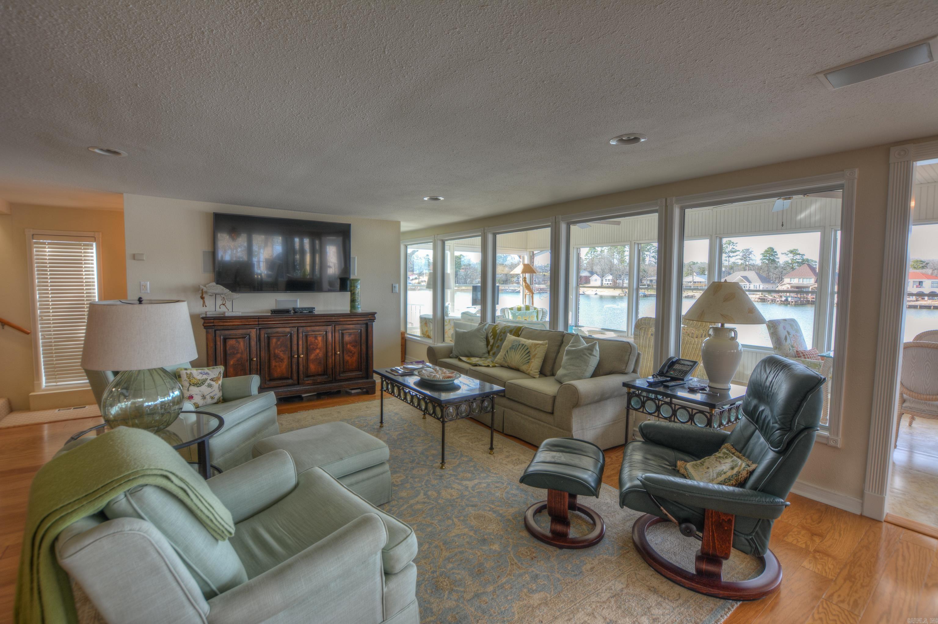 Modern Elegance on Lake Hamilton