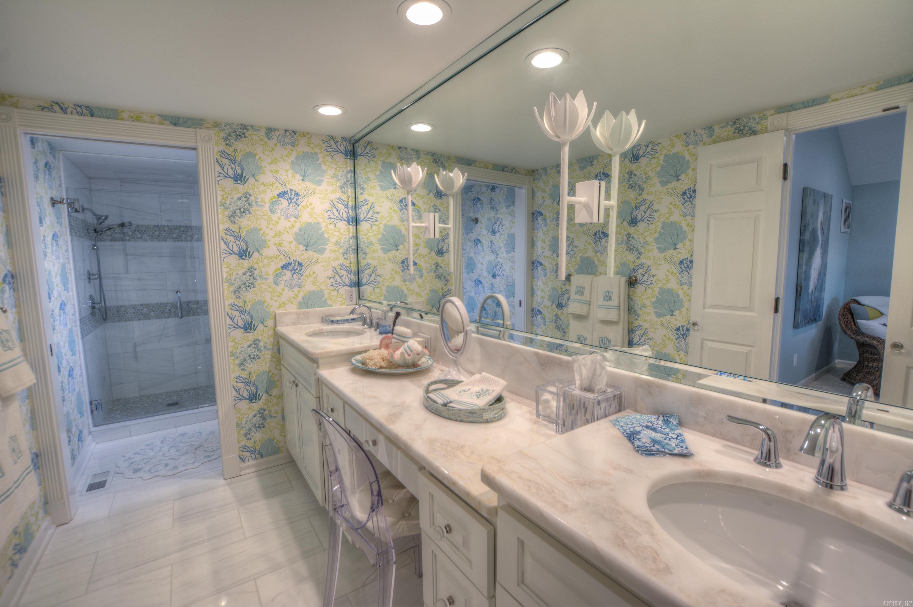 Modern Elegance on Lake Hamilton