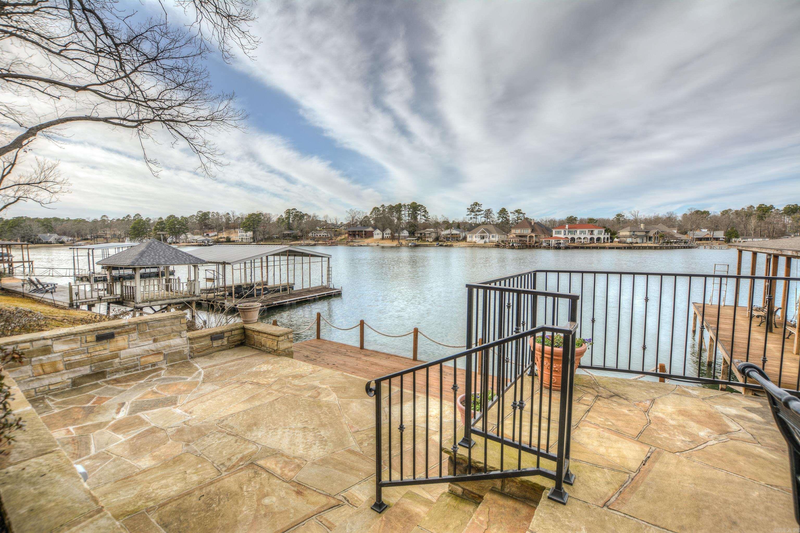 Modern Elegance on Lake Hamilton