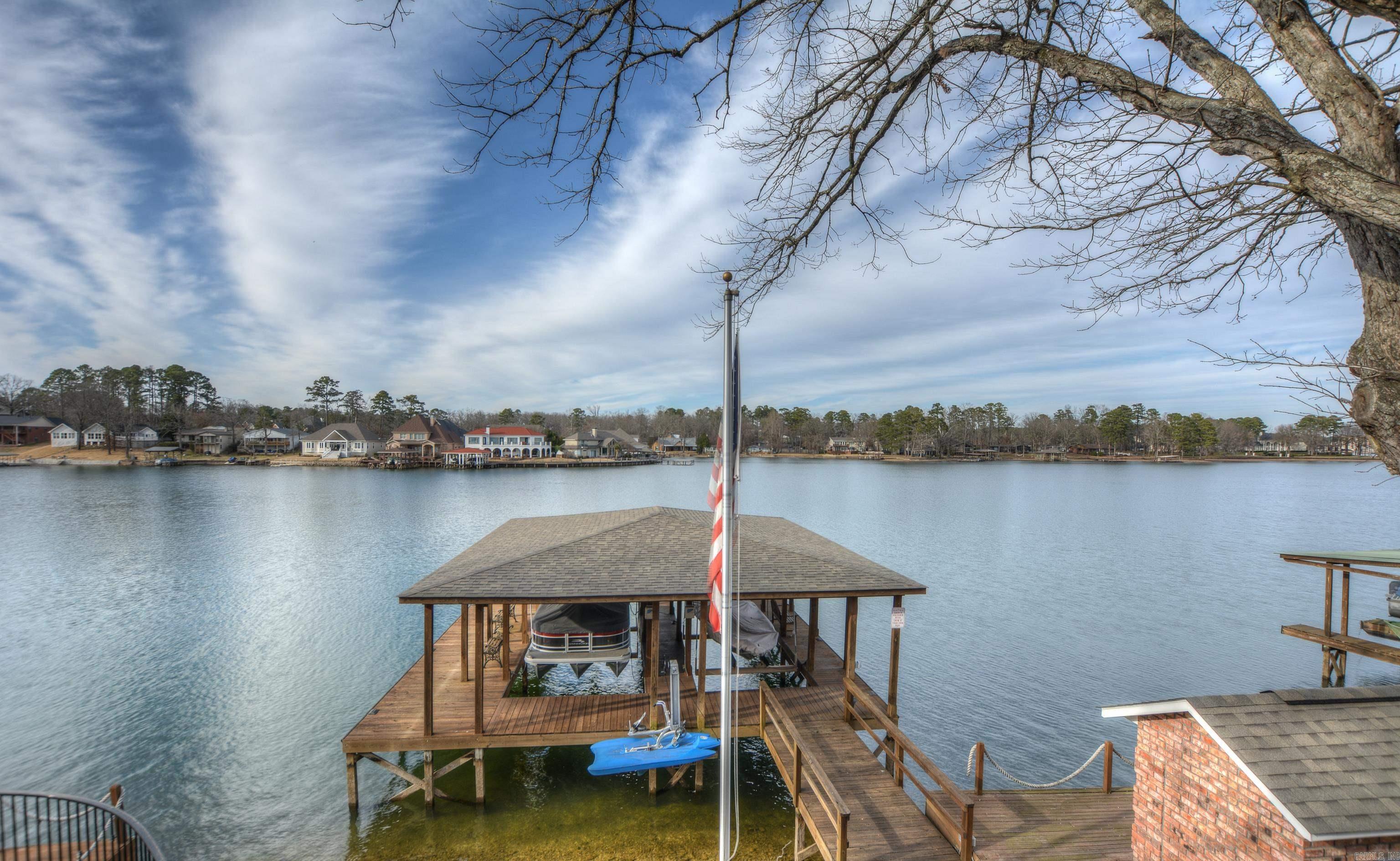 Modern Elegance on Lake Hamilton