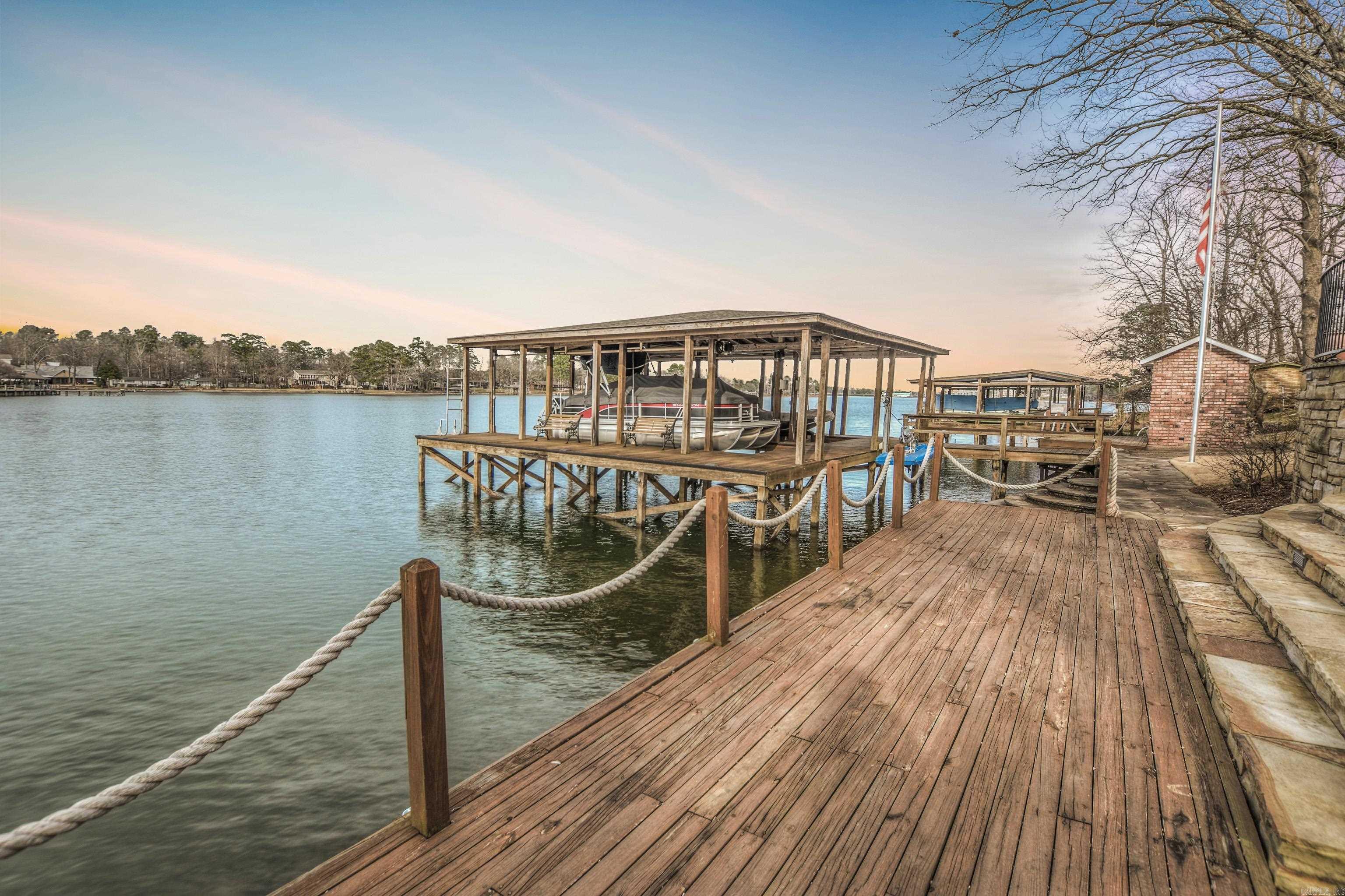 Modern Elegance on Lake Hamilton