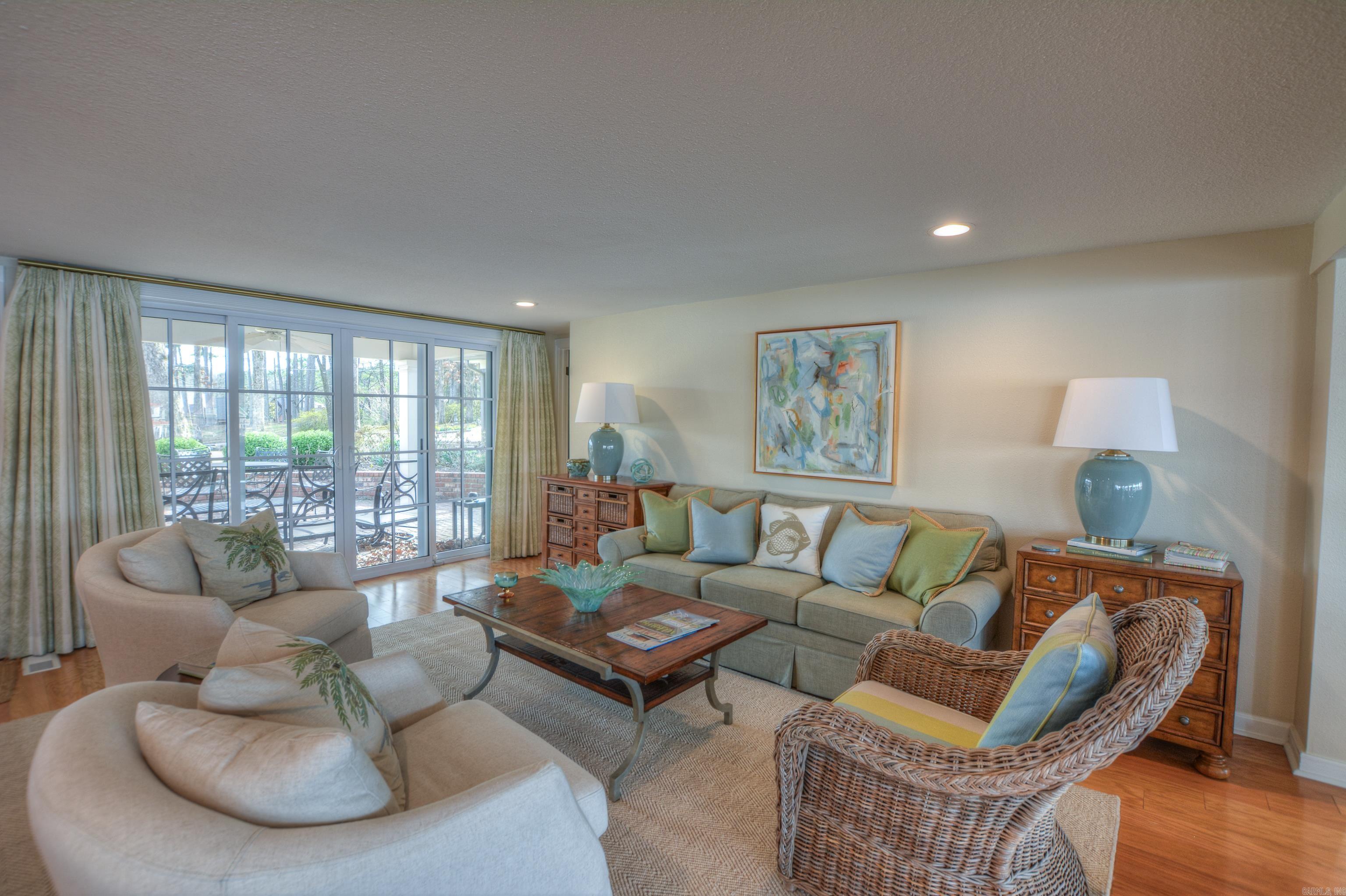 Modern Elegance on Lake Hamilton