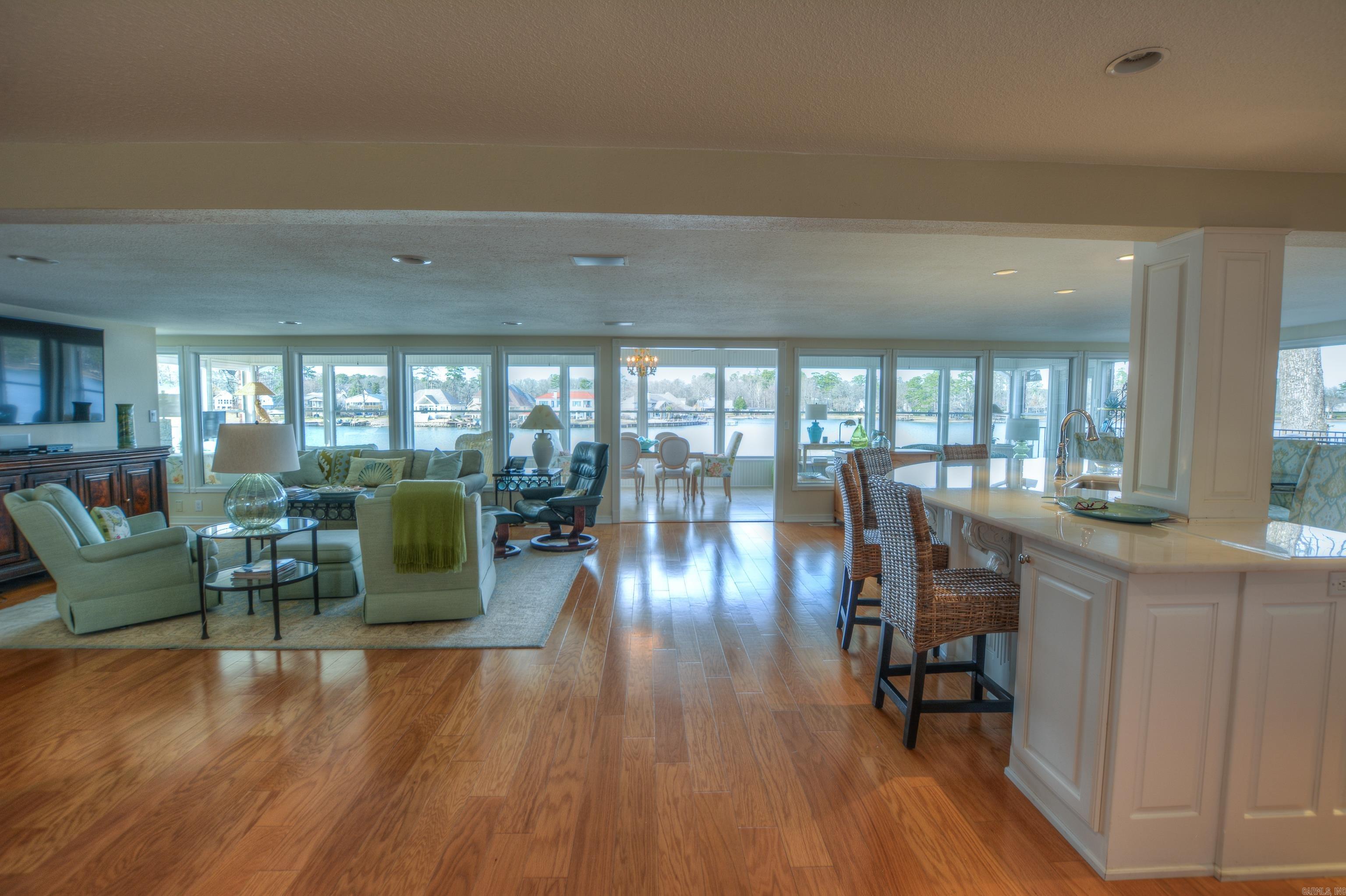 Modern Elegance on Lake Hamilton