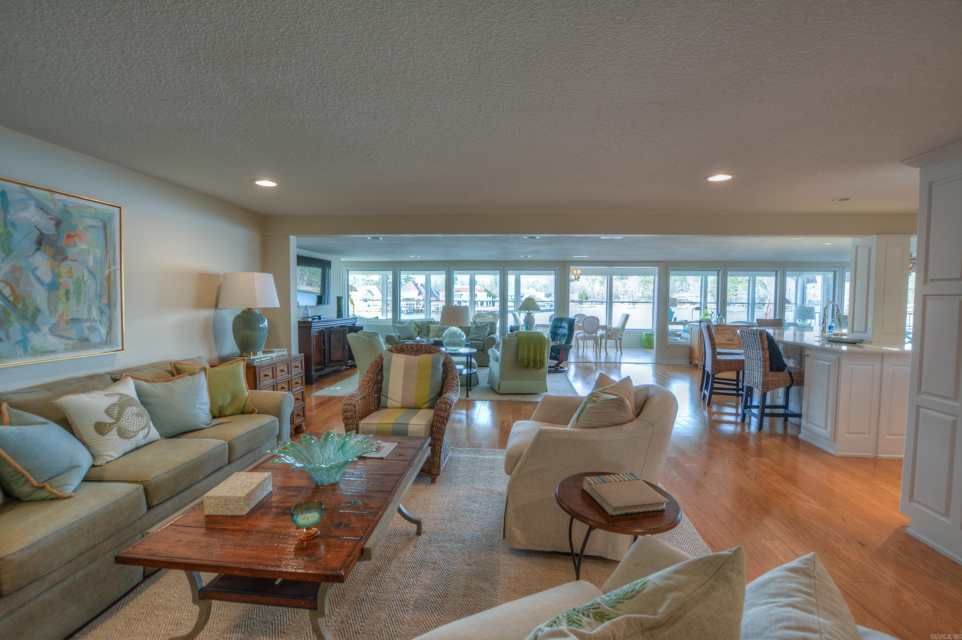 Modern Elegance on Lake Hamilton