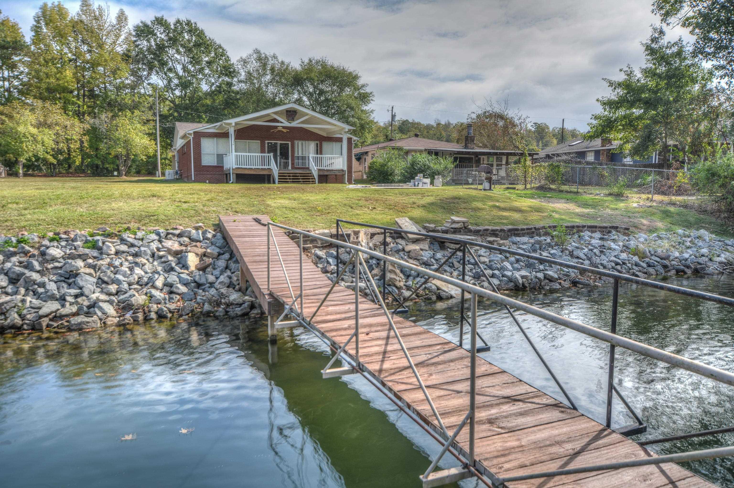 Rare & Affordable Lake Hamilton Waterfront Retreat!