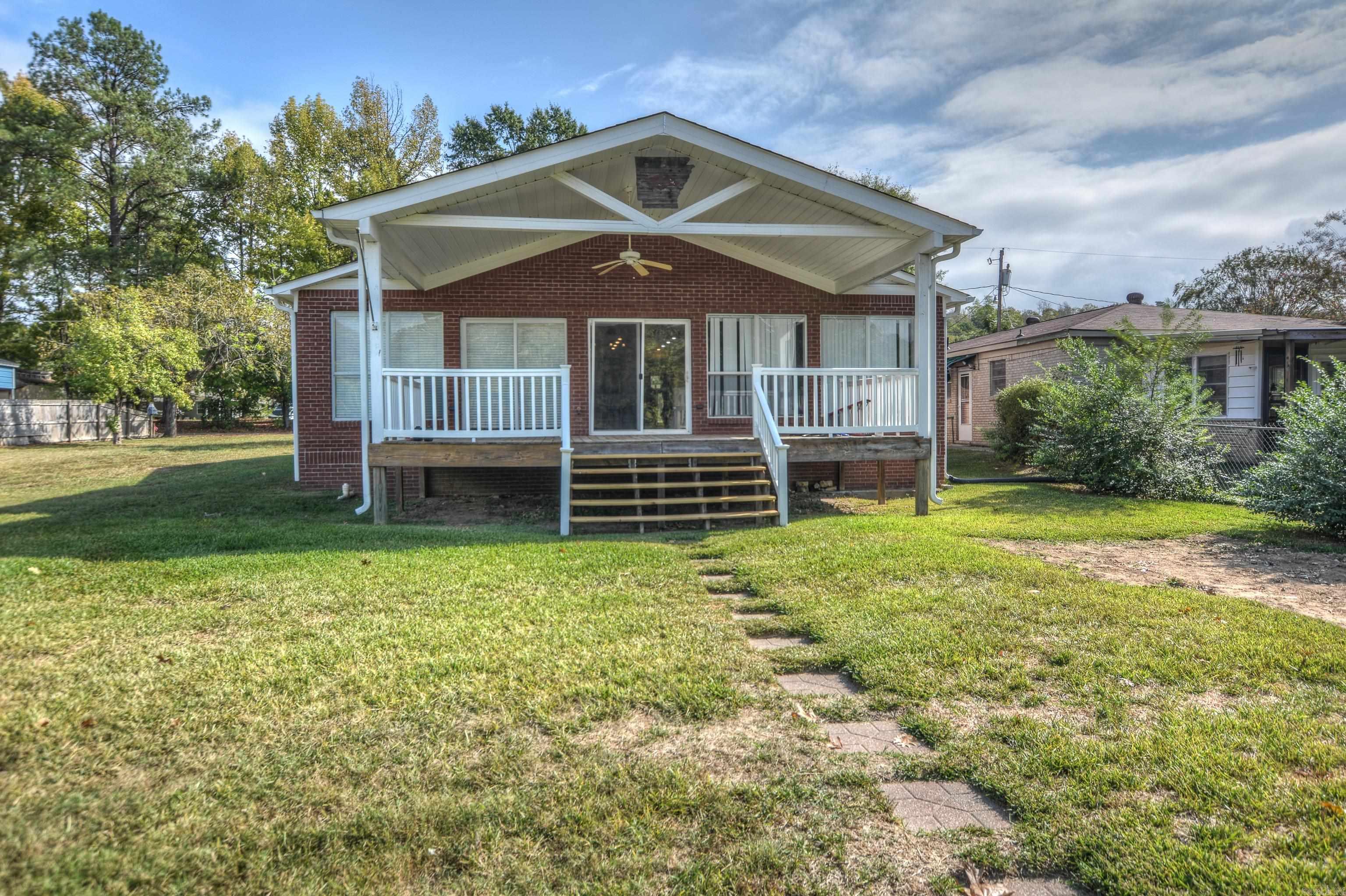 Rare & Affordable Lake Hamilton Waterfront Retreat!