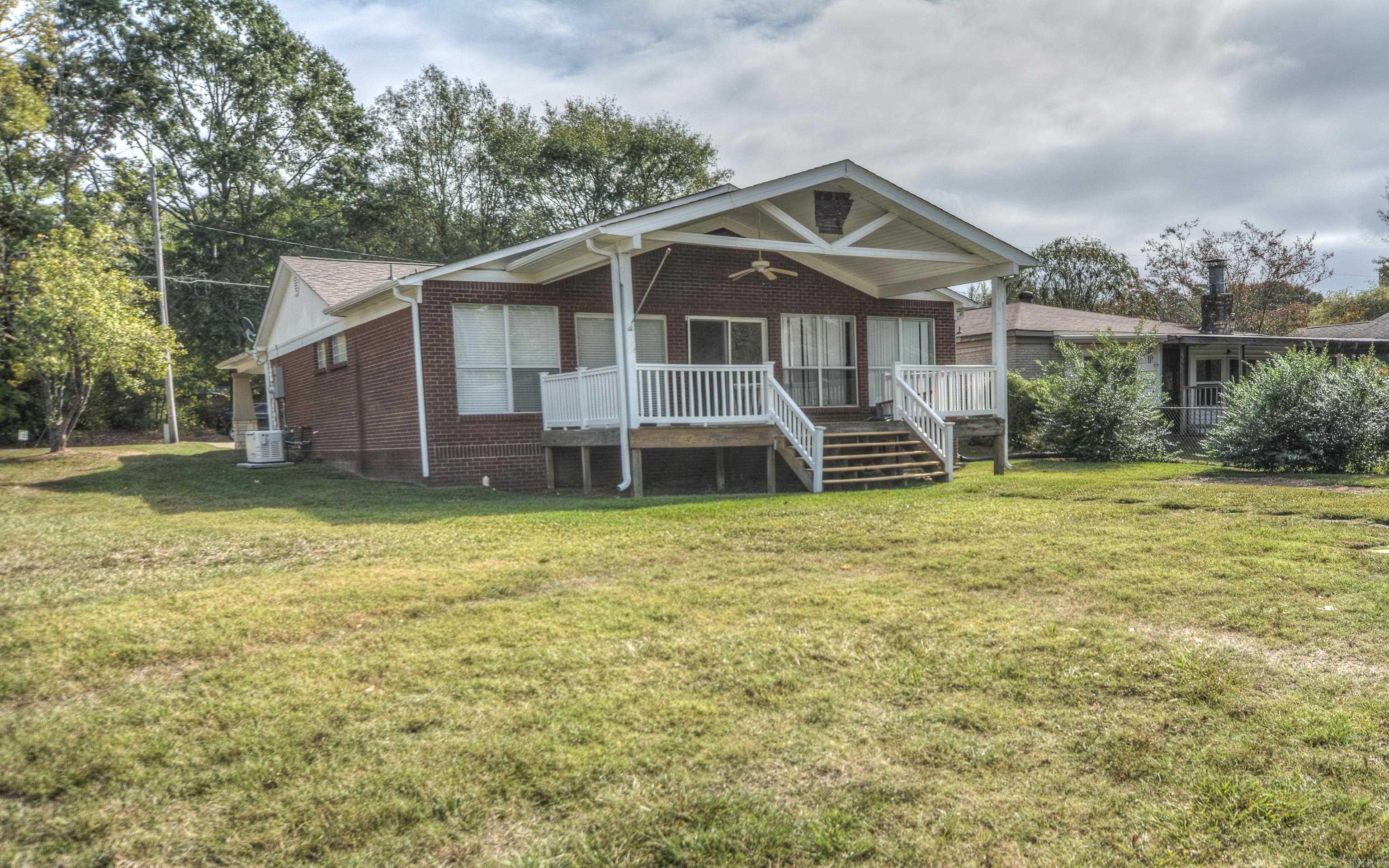 Rare & Affordable Lake Hamilton Waterfront Retreat!