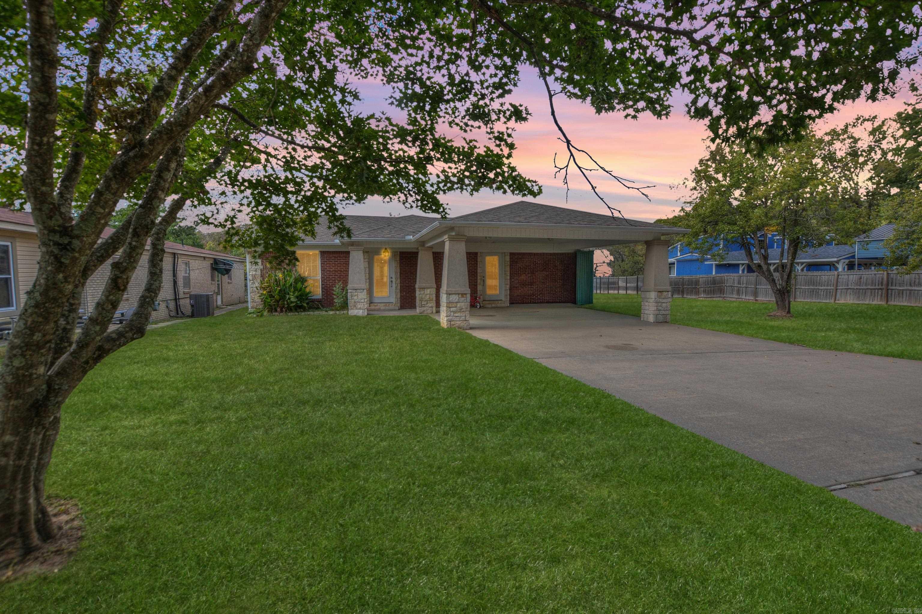 Rare & Affordable Lake Hamilton Waterfront Retreat!