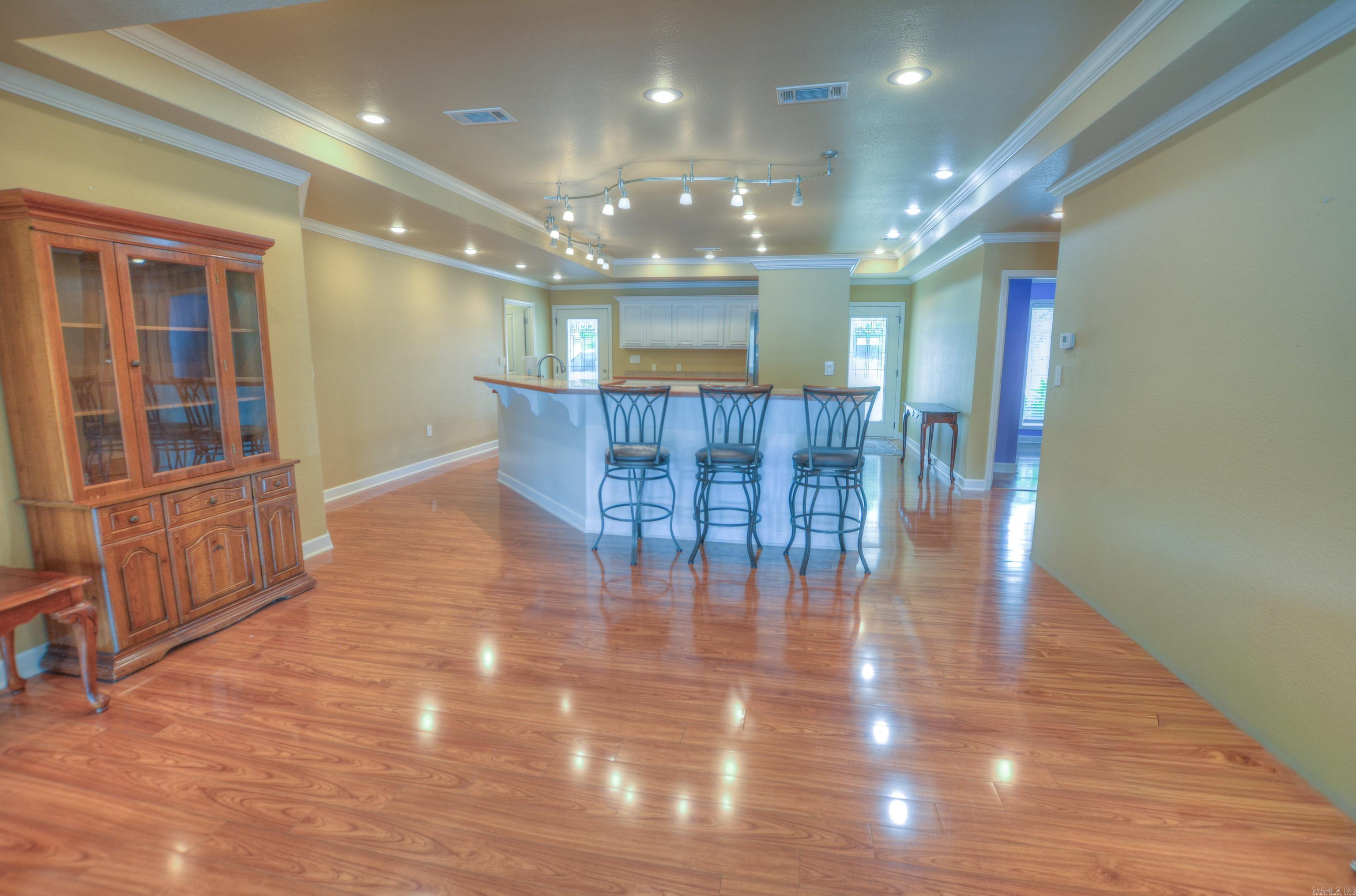 Rare & Affordable Lake Hamilton Waterfront Retreat!