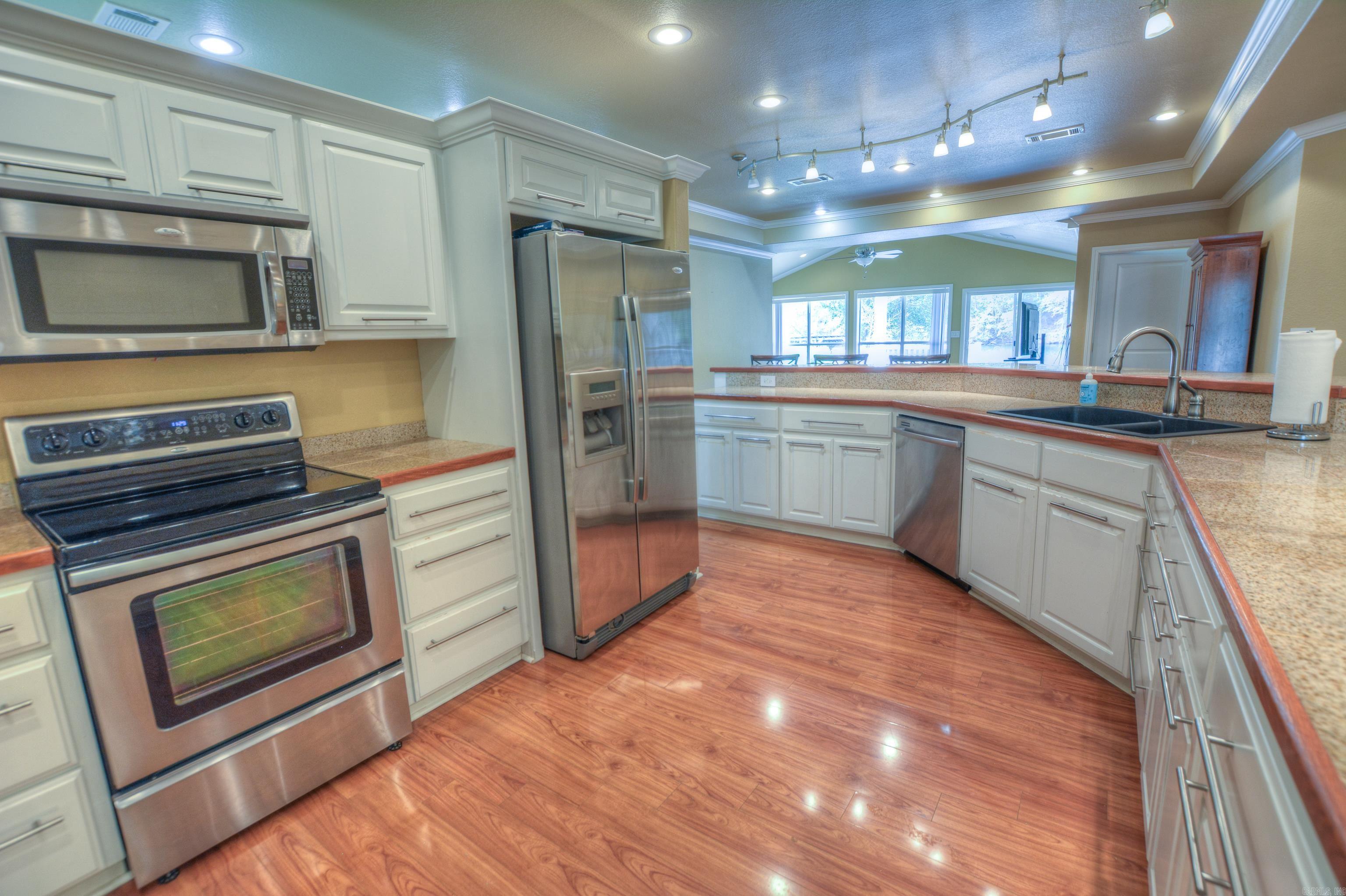 Rare & Affordable Lake Hamilton Waterfront Retreat!