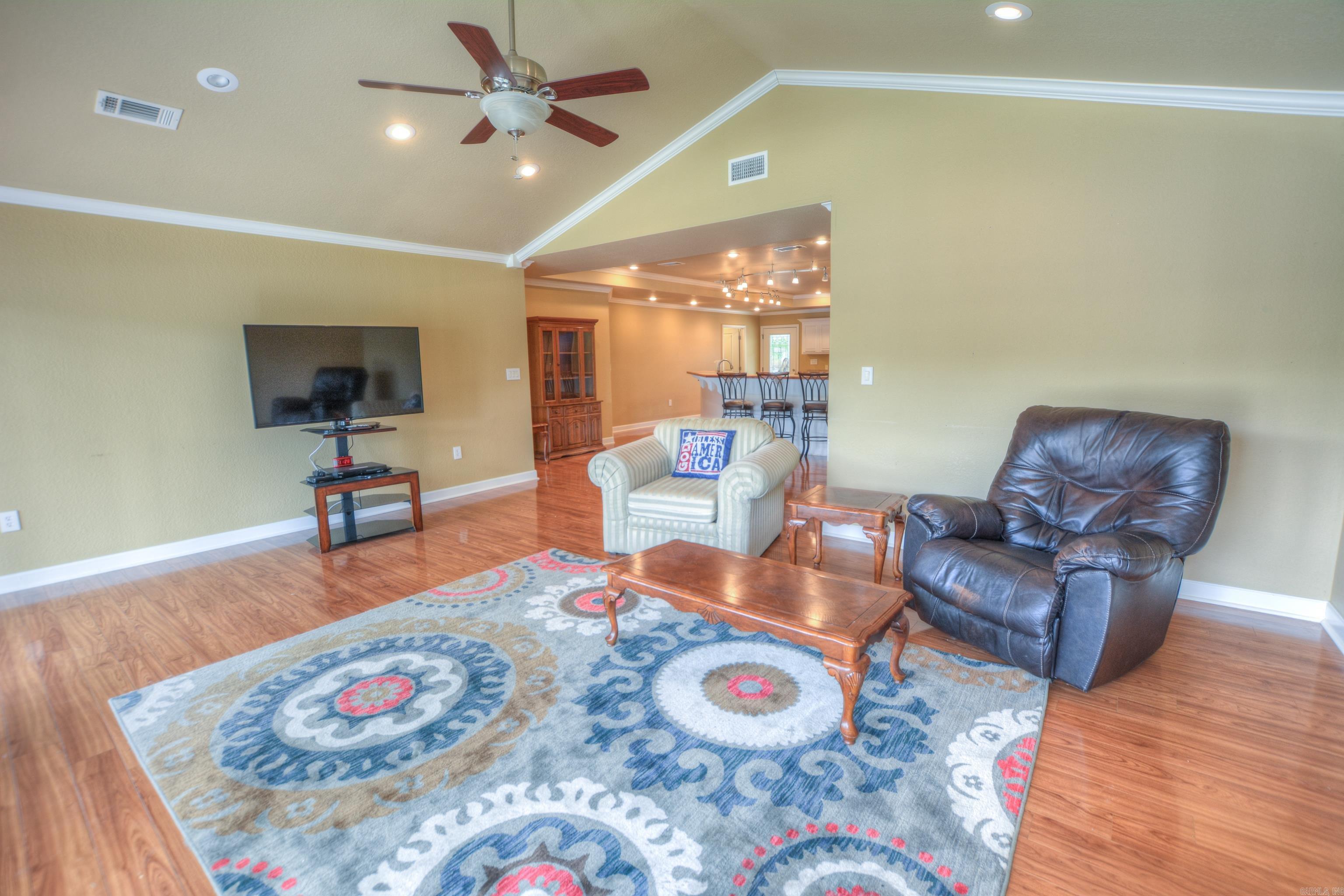 Rare & Affordable Lake Hamilton Waterfront Retreat!