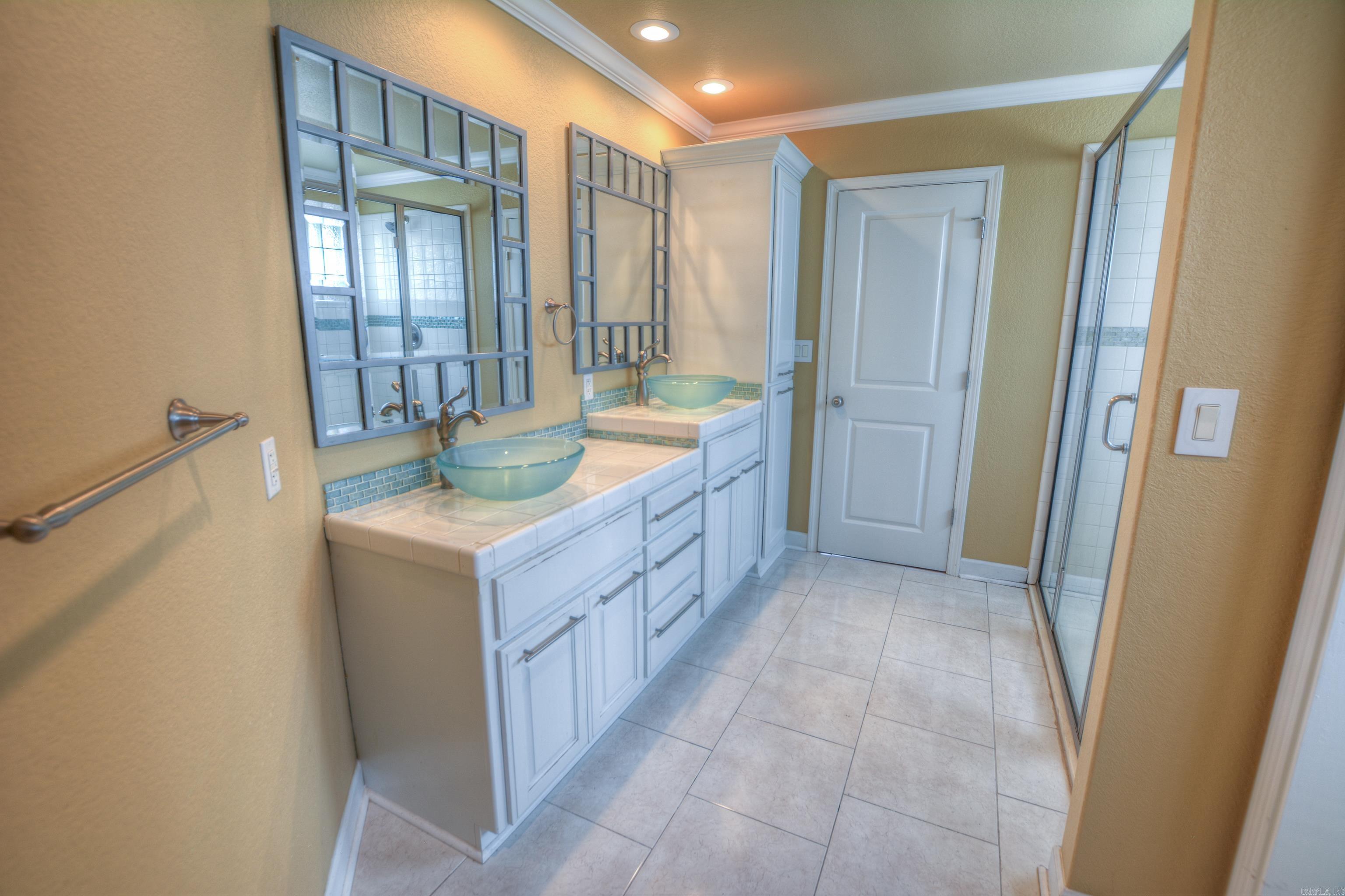 Rare & Affordable Lake Hamilton Waterfront Retreat!