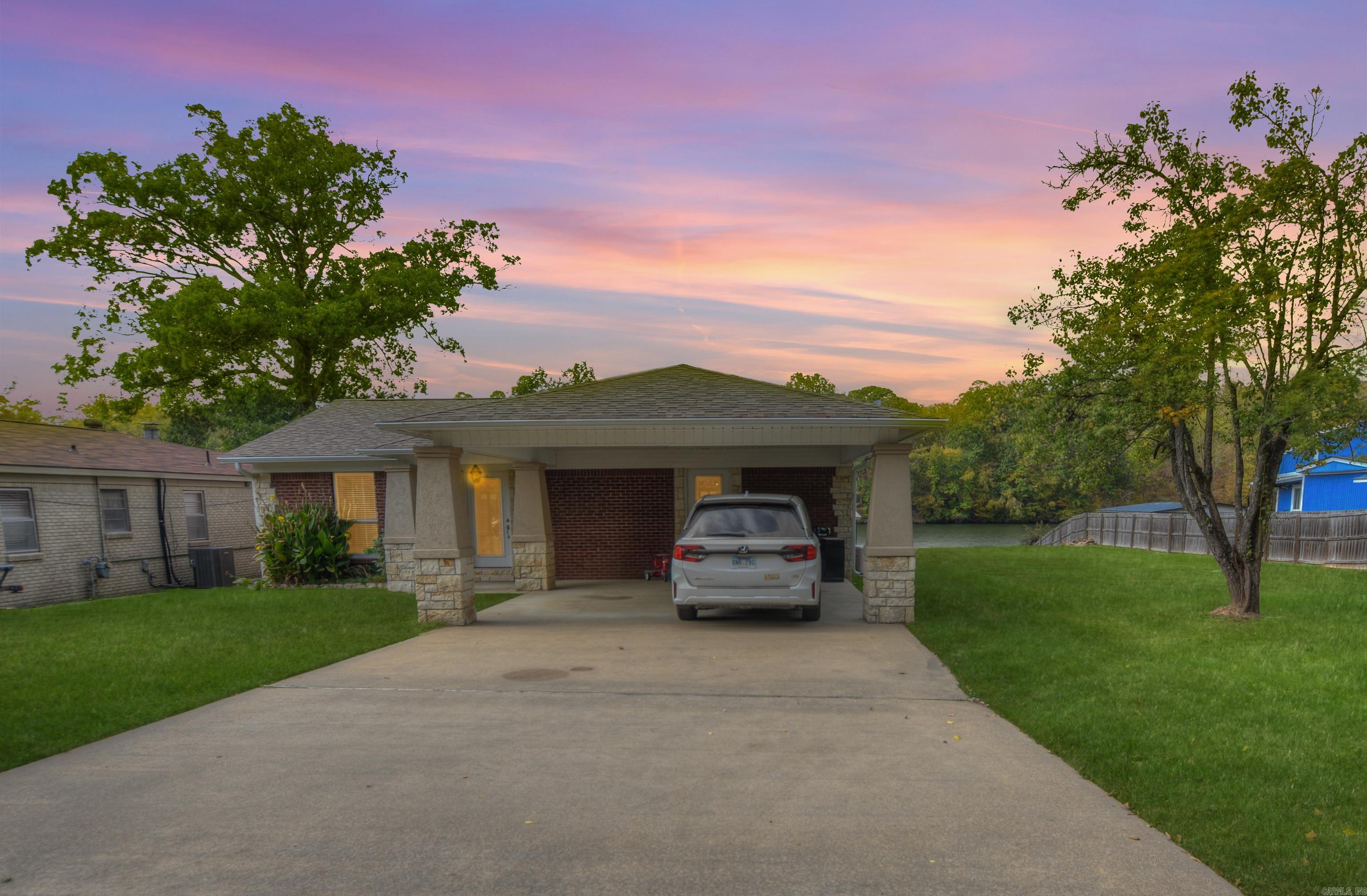 Rare & Affordable Lake Hamilton Waterfront Retreat!