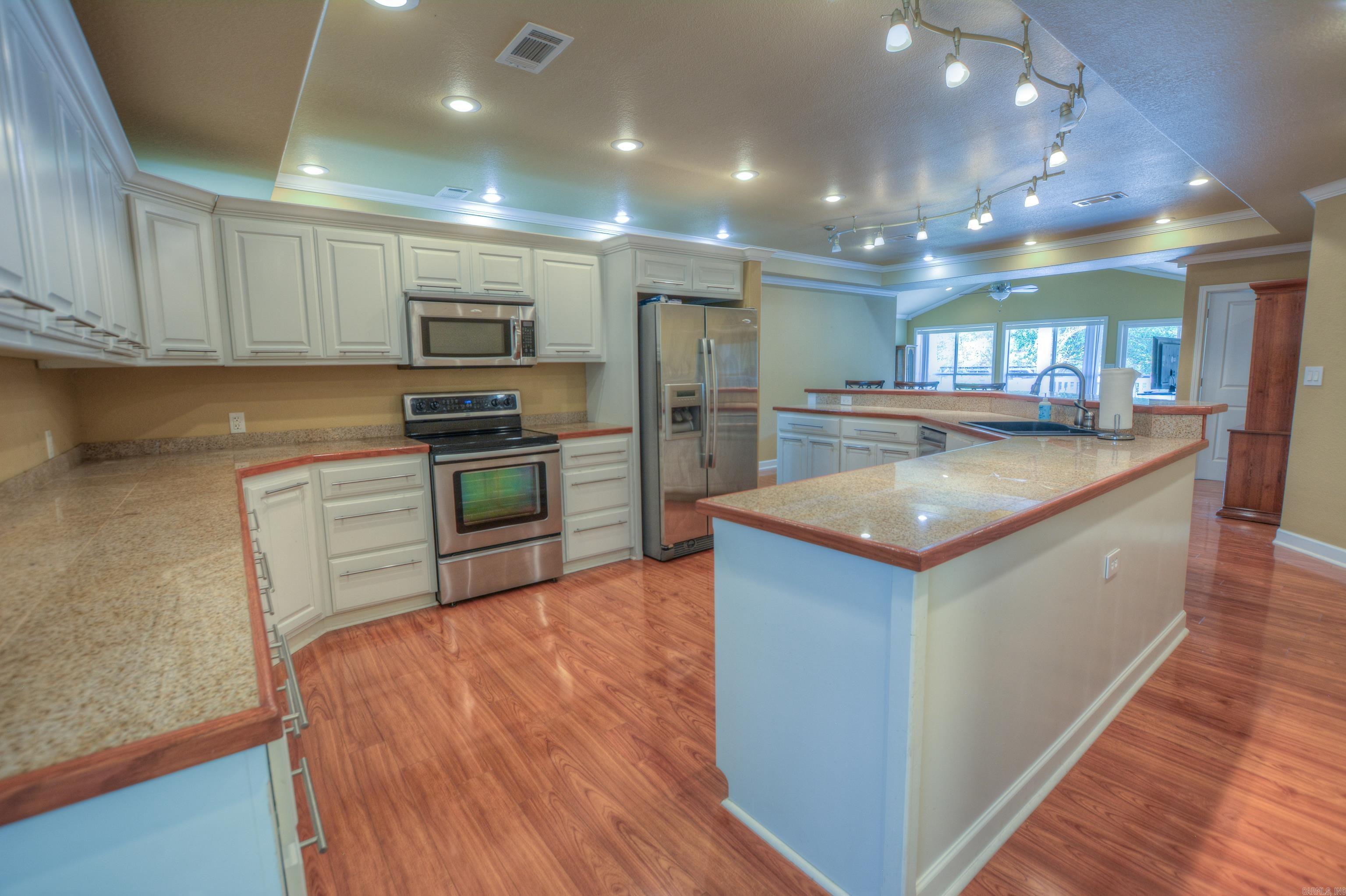 Rare & Affordable Lake Hamilton Waterfront Retreat!