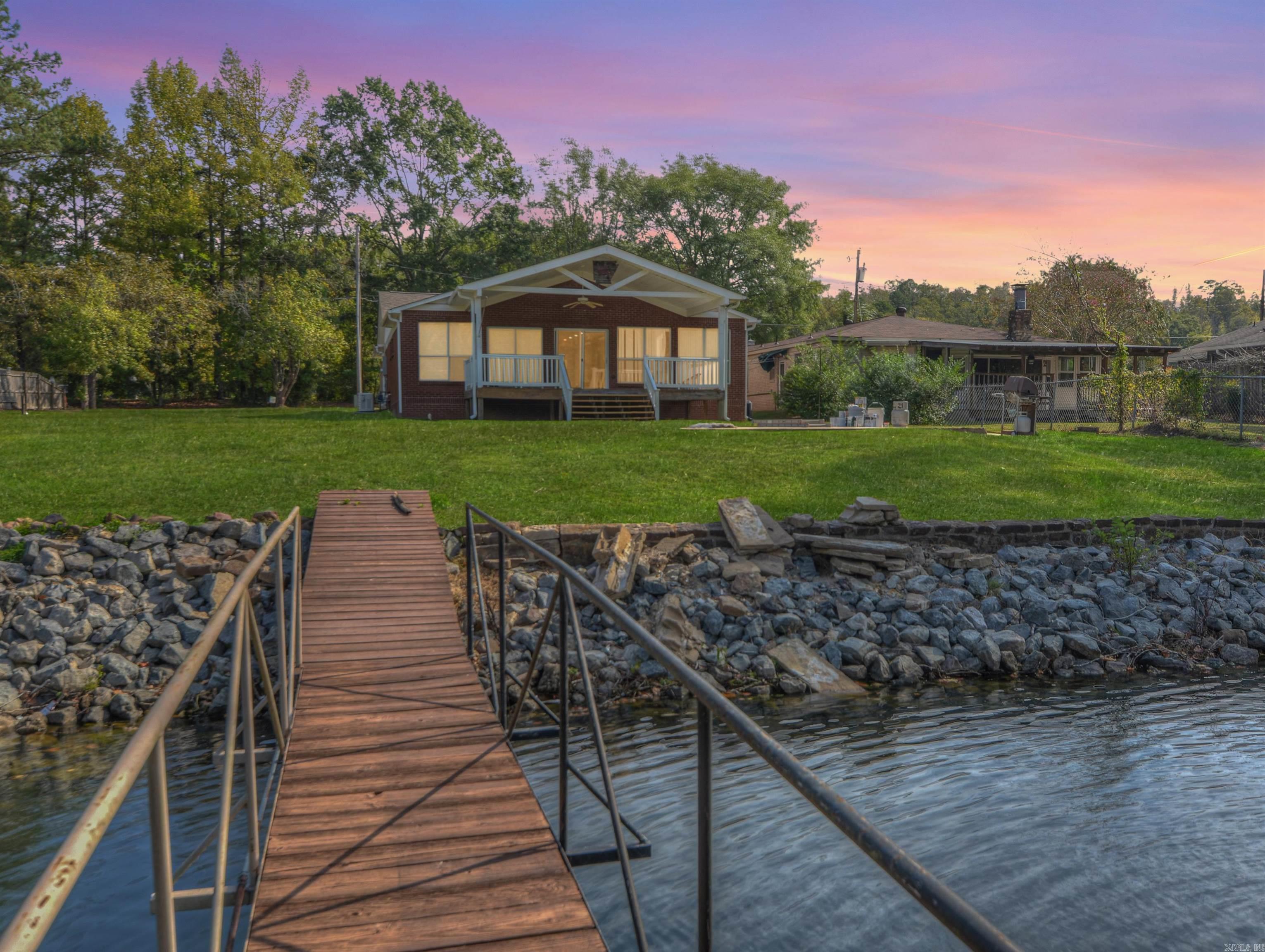 Rare & Affordable Lake Hamilton Waterfront Retreat!