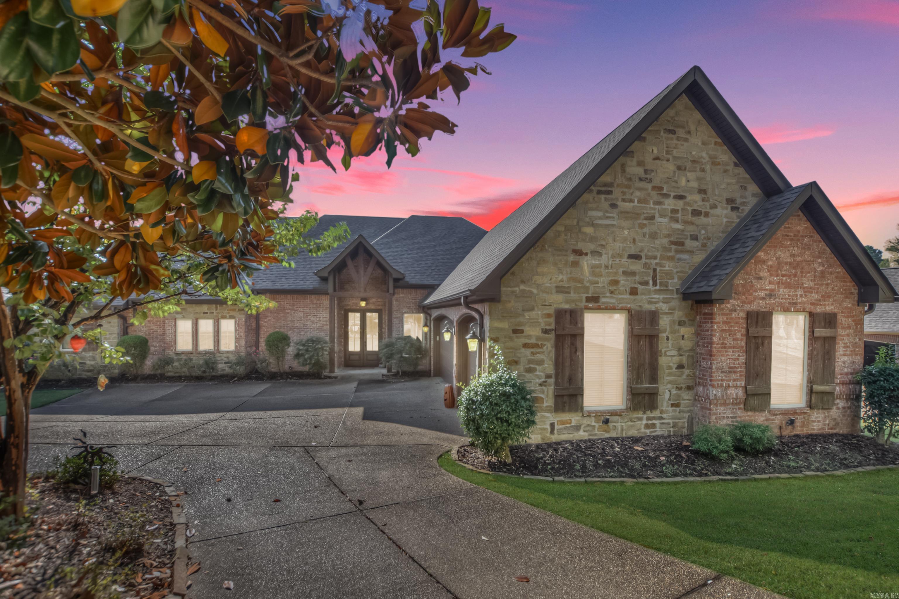 Stunning Modern Waterfront Estate on Lake Hamilton