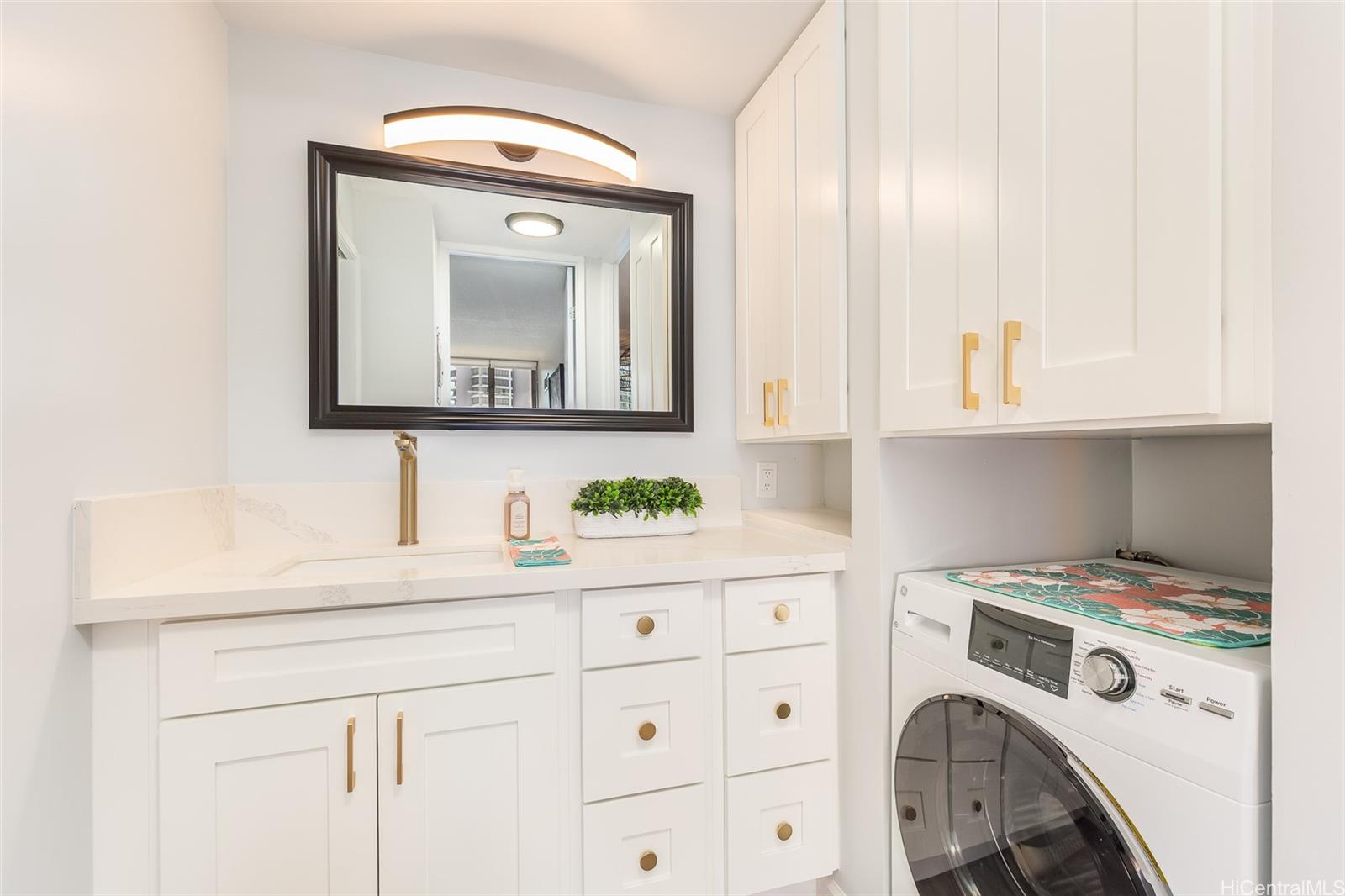 411 Hobron Lane 1507