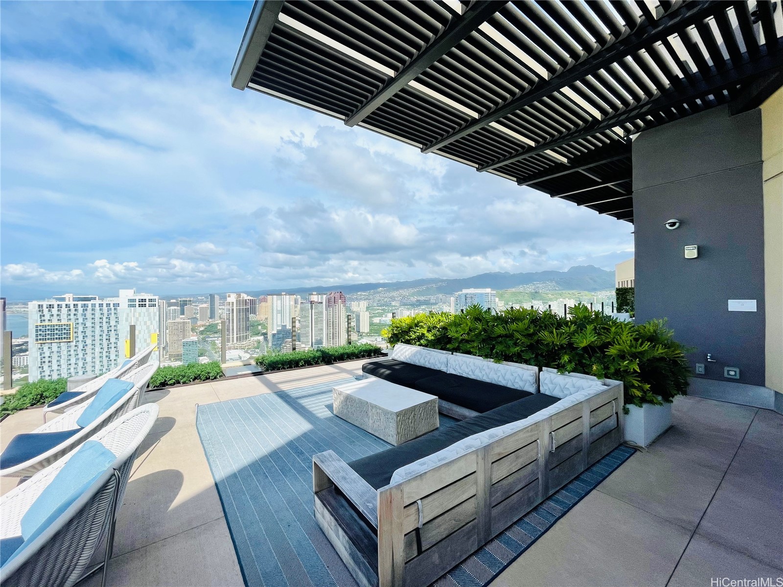 987 Queen Street 2513