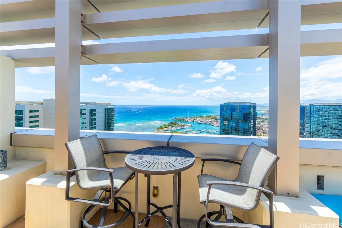 1177 Queen Street PH4608