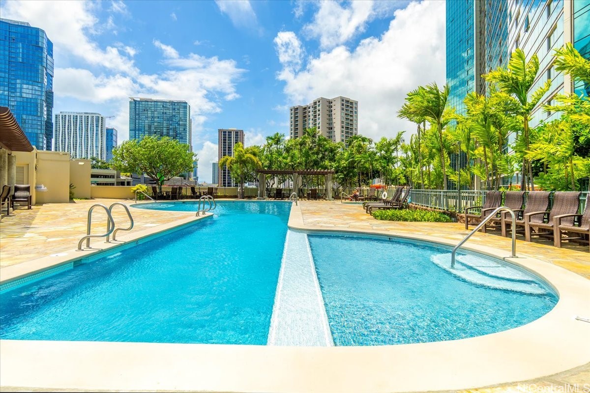 1177 Queen Street PH4608