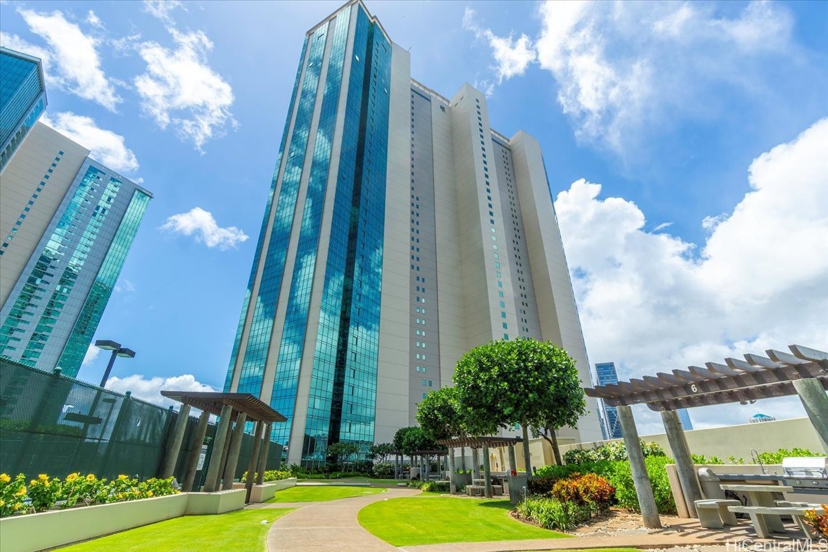 1177 Queen Street PH4608