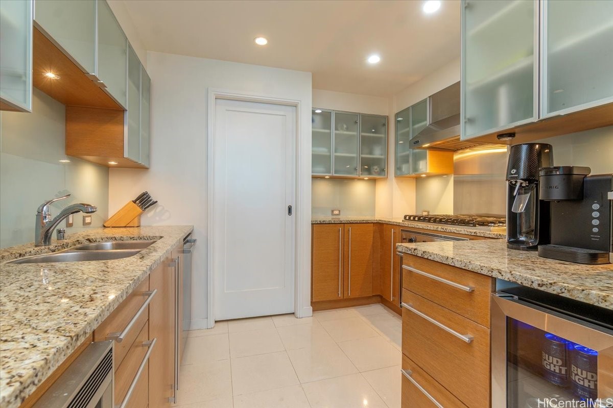 1177 Queen Street PH4608