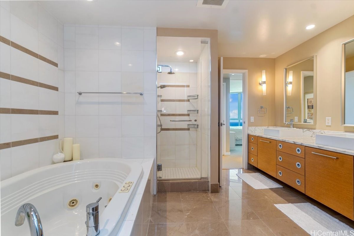 1177 Queen Street PH4608