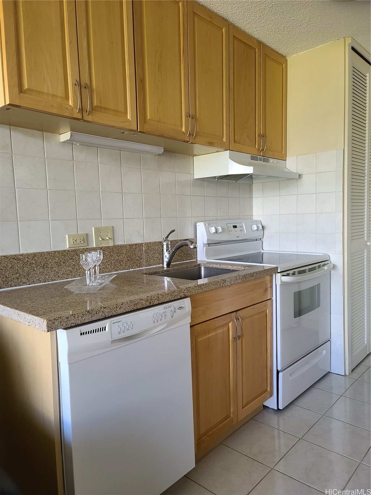 320 Liliuokalani Avenue 2304