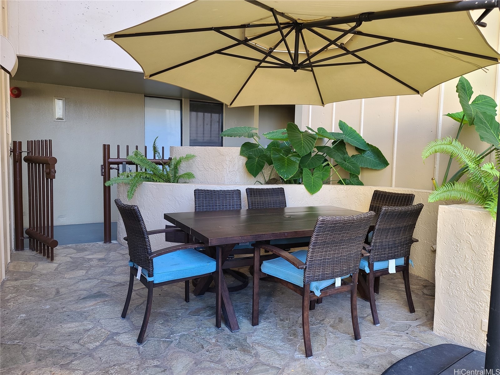 320 Liliuokalani Avenue 2304