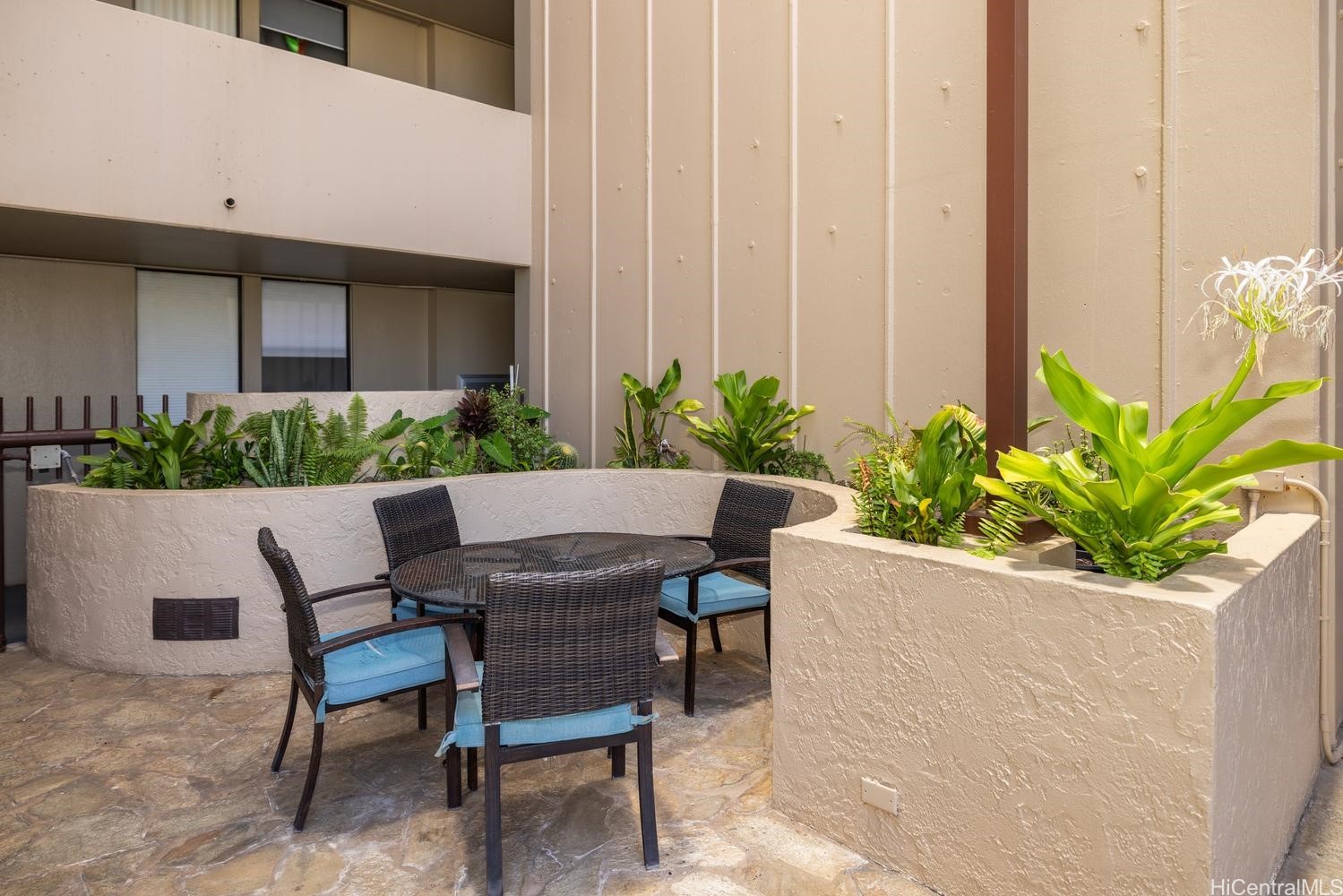 320 Liliuokalani Avenue 902