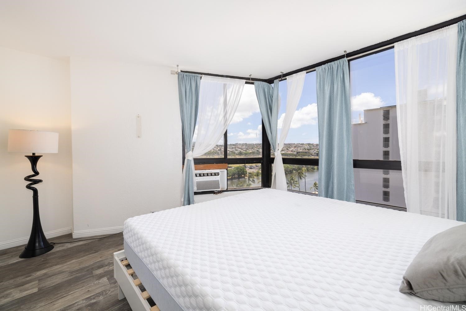 320 Liliuokalani Avenue 902