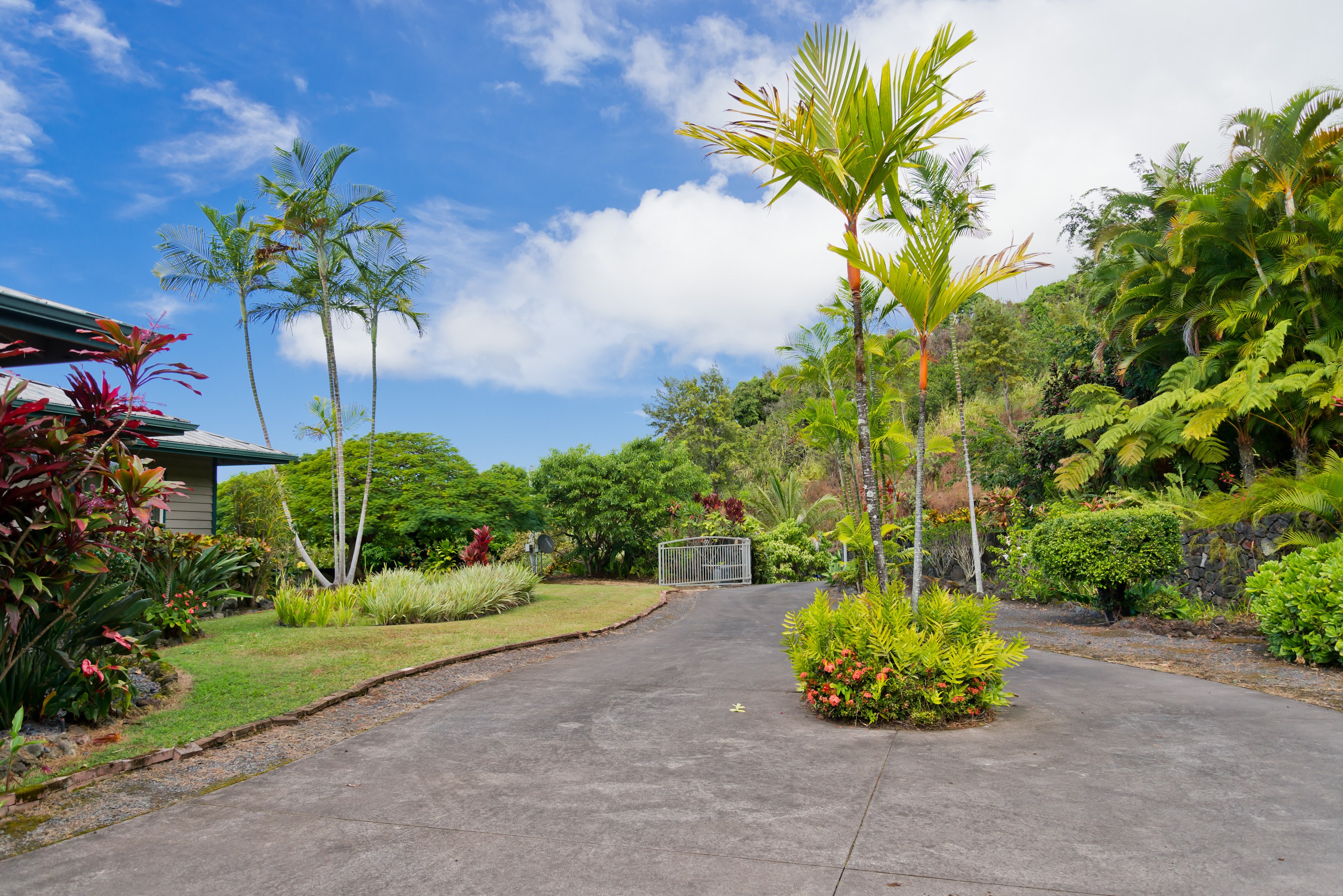 82-1076 NANAINA LANI PL