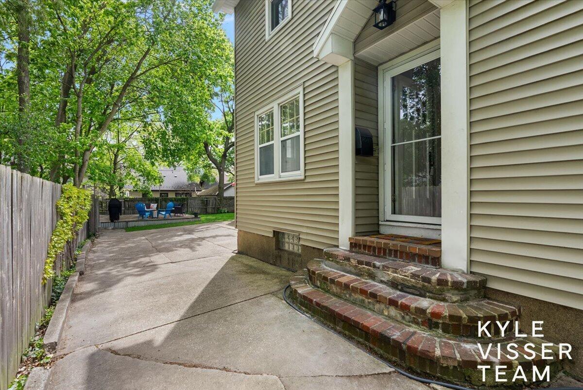 320 Gladstone Drive SE