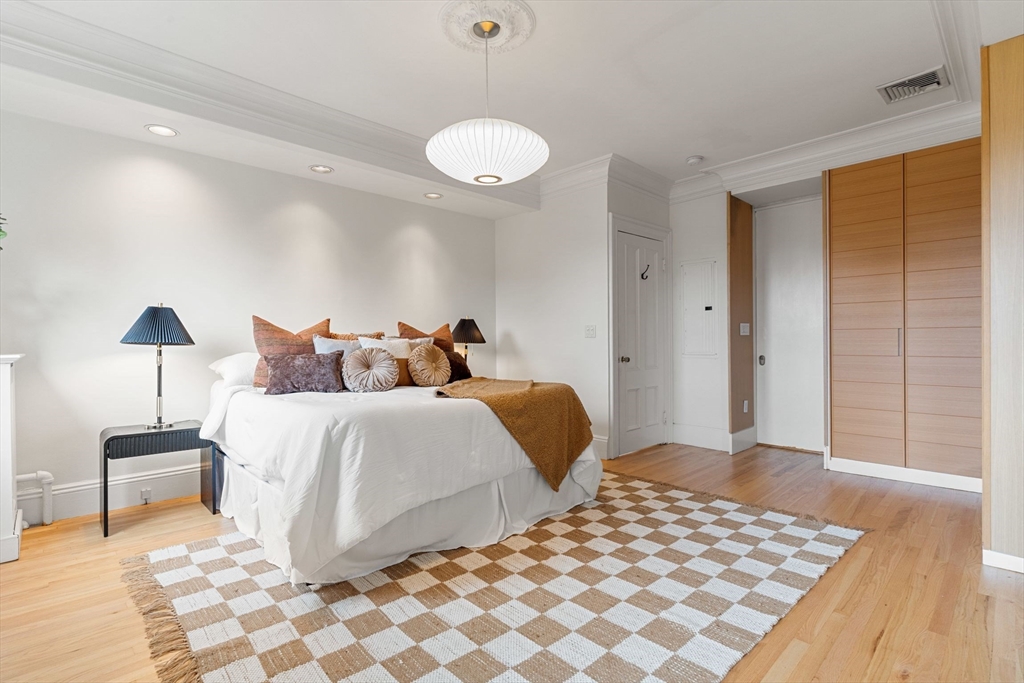 339 Commonwealth Ave # 4