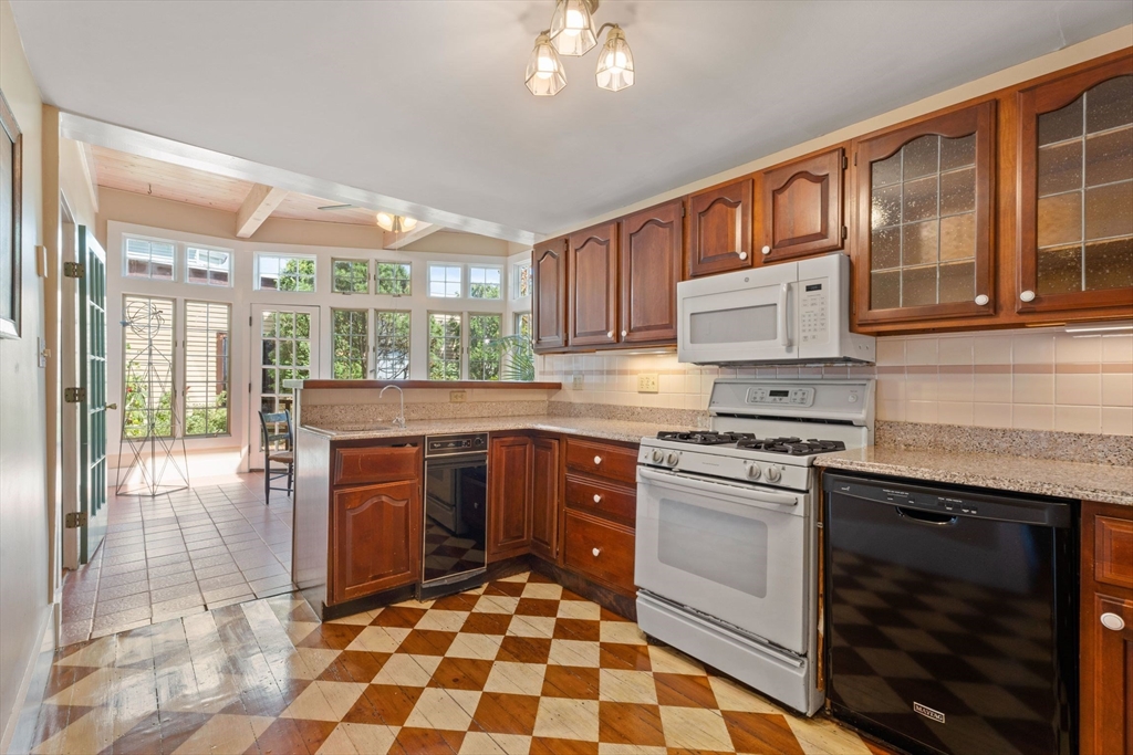 81 Essex St # 1