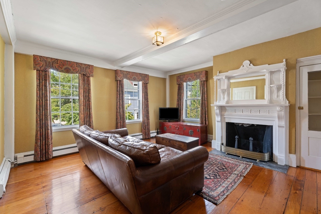 81 Essex St # 1