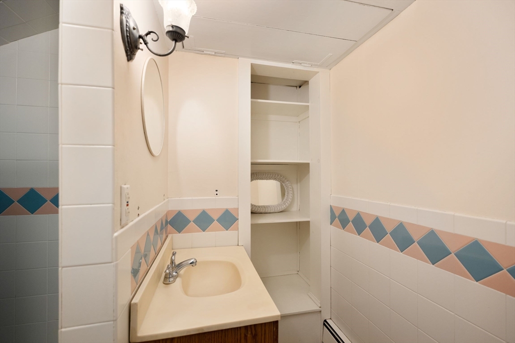 81 Essex St # 1
