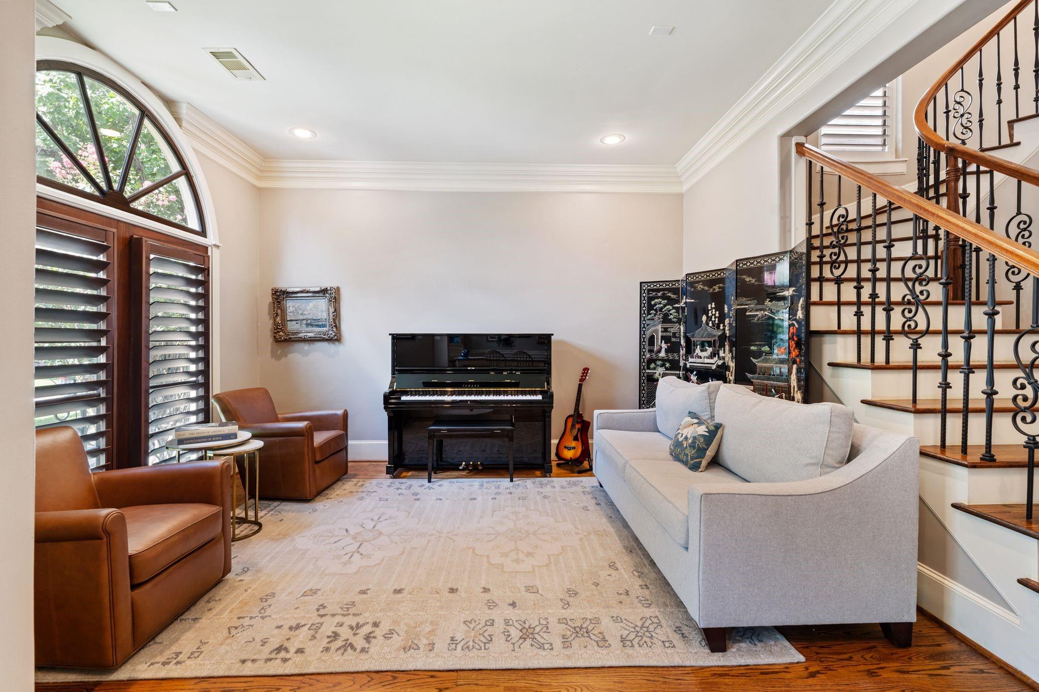 5202 Patrick Henry Street
