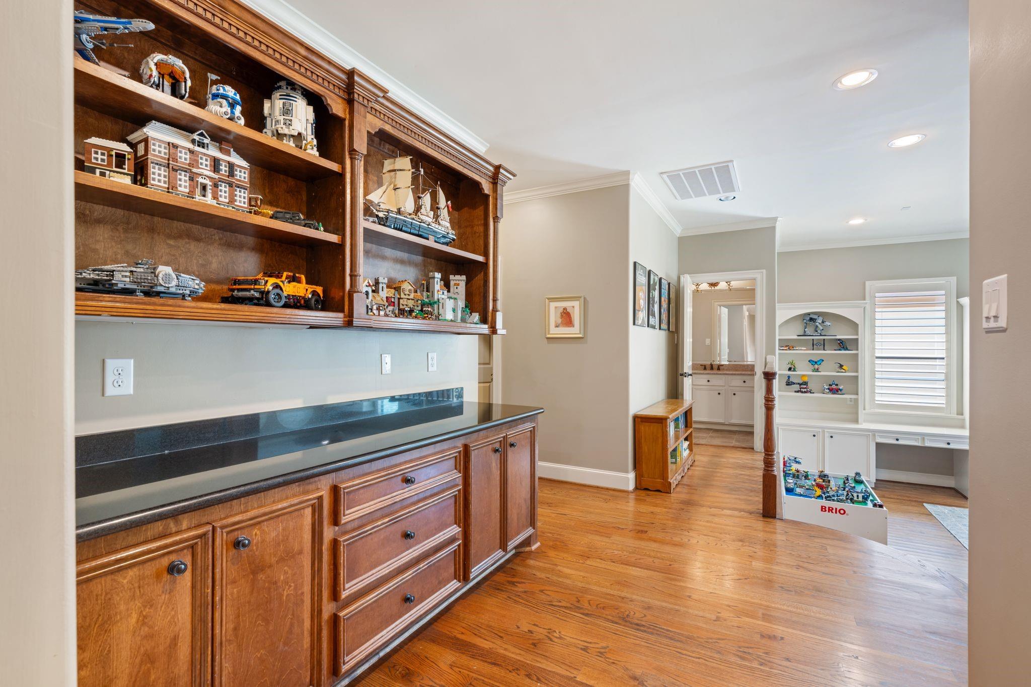 5202 Patrick Henry Street