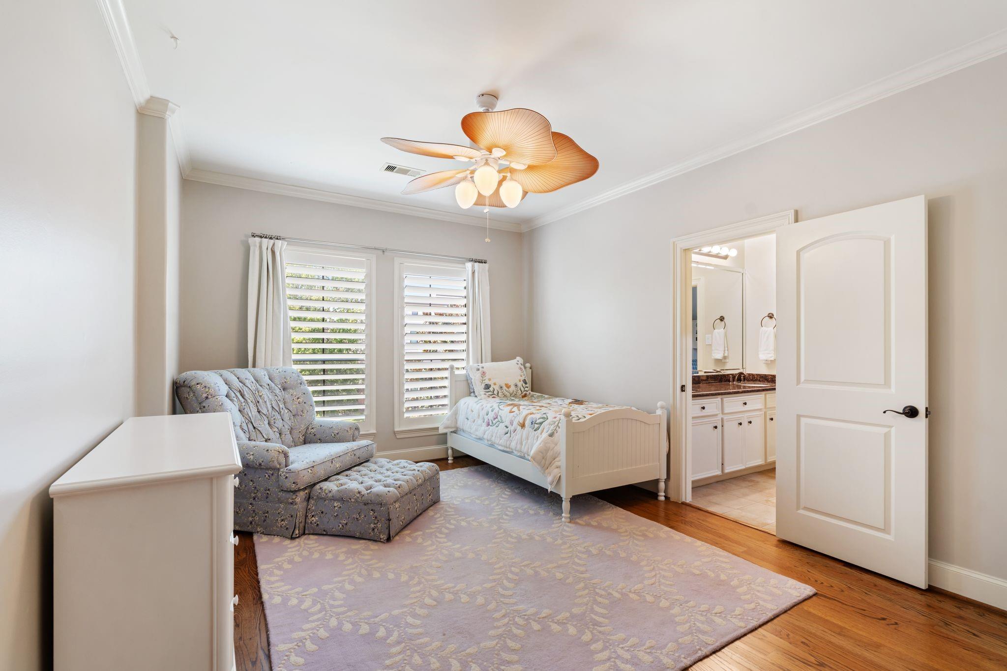 5202 Patrick Henry Street
